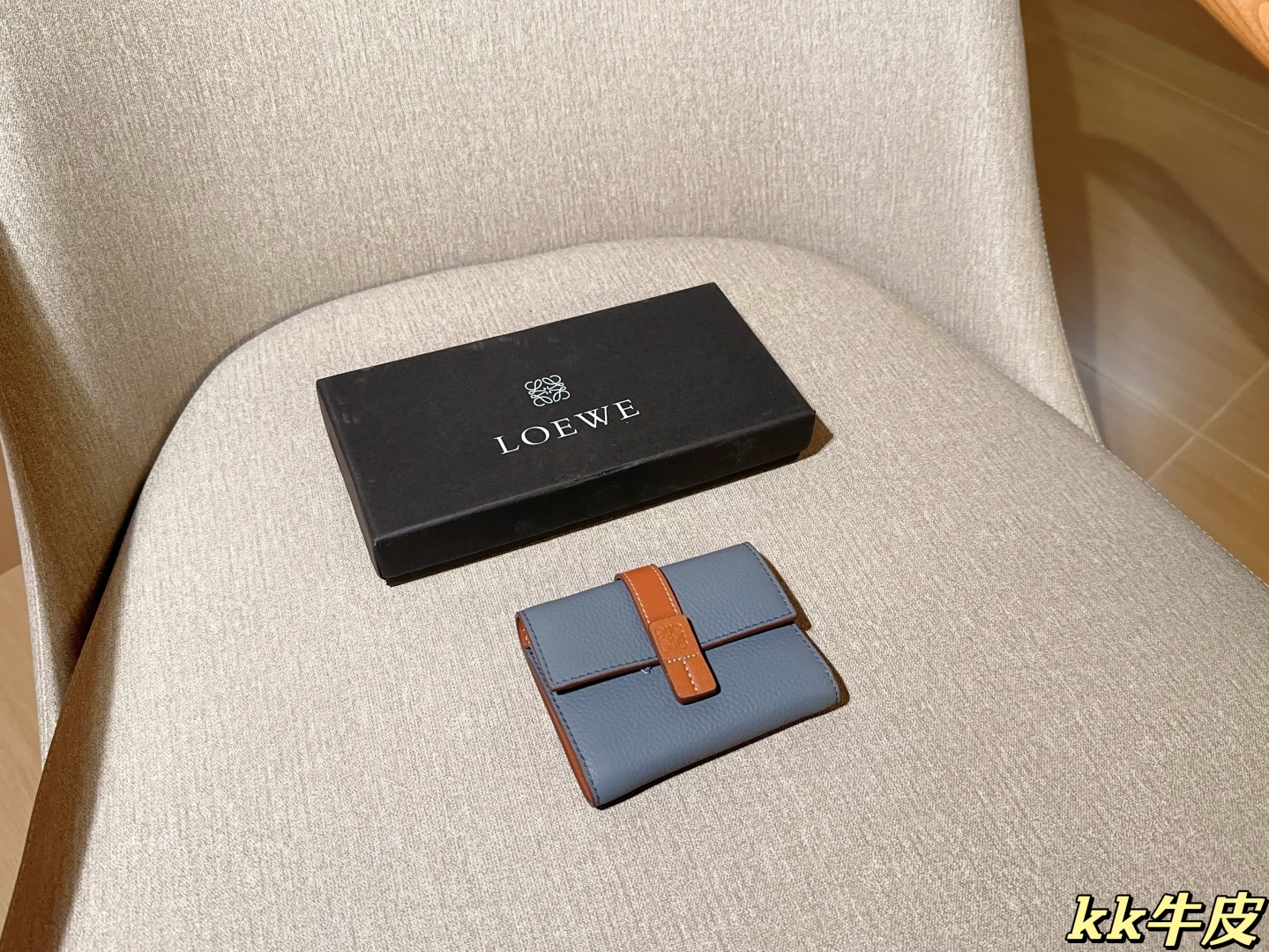 💰145
牛皮
罗意威loewe
最新款钱包卡包 手感无敌哦～
尺寸：12×9
礼盒包装🎁
