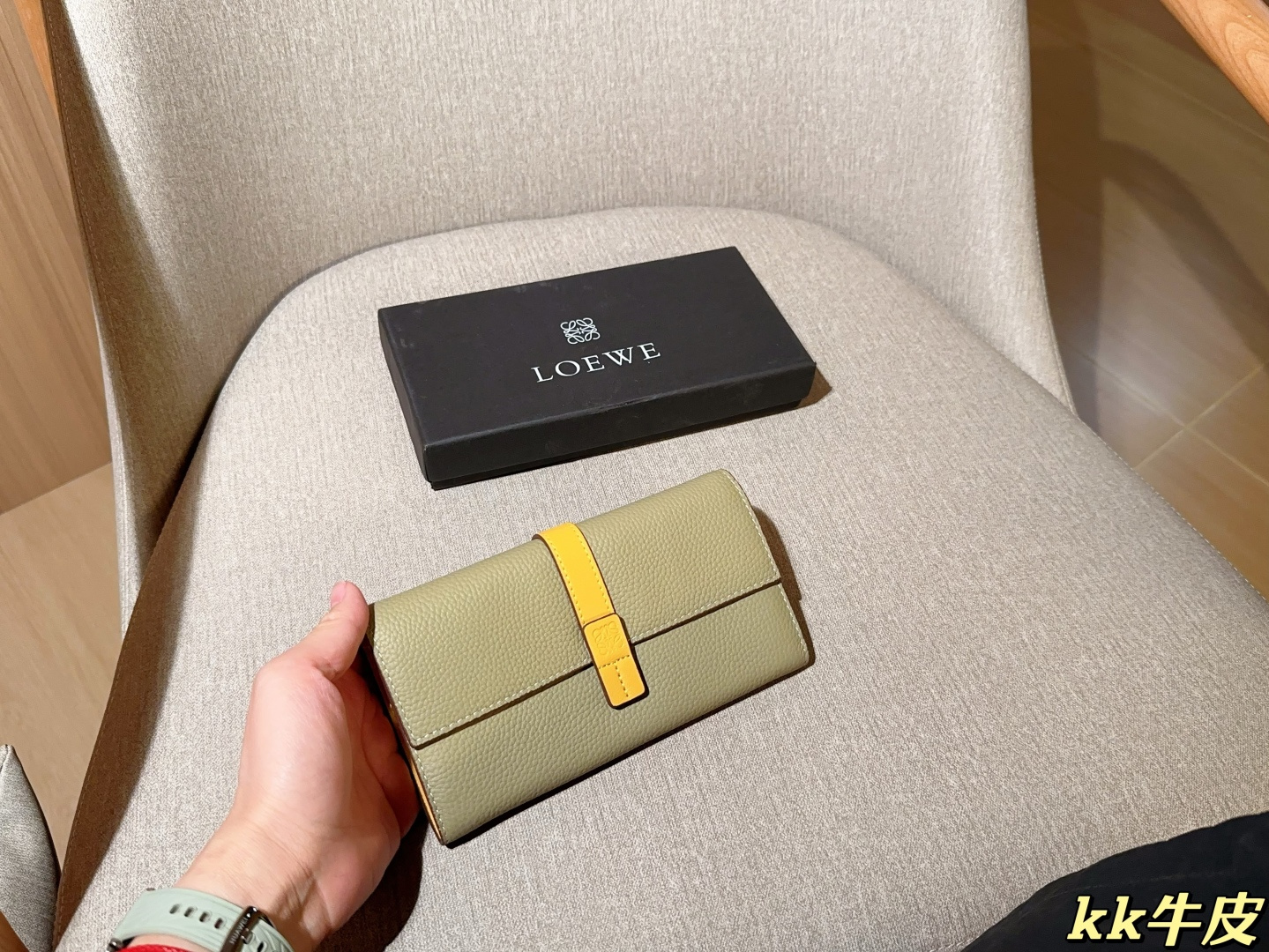 💰155
牛皮
罗意威loewe
最新款钱包卡包 手感无敌哦～
尺寸：19&times;11
礼盒包装🎁