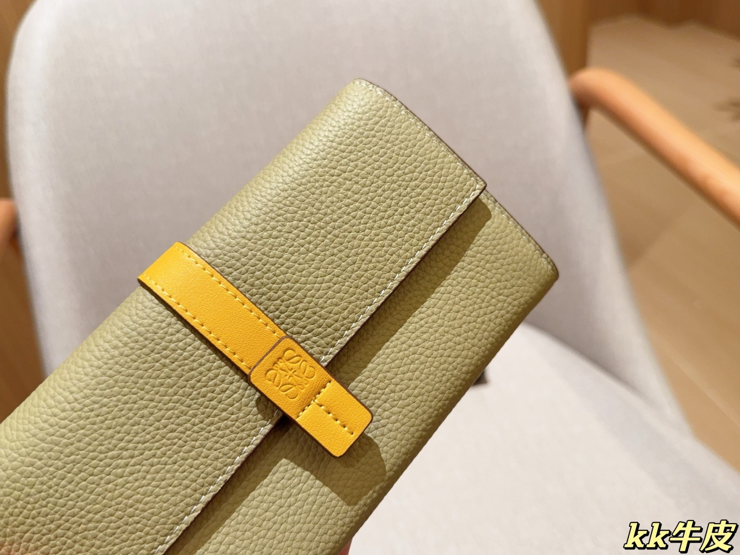 💰155
牛皮
罗意威loewe
最新款钱包卡包 手感无敌哦～
尺寸：19&times;11
礼盒包装🎁