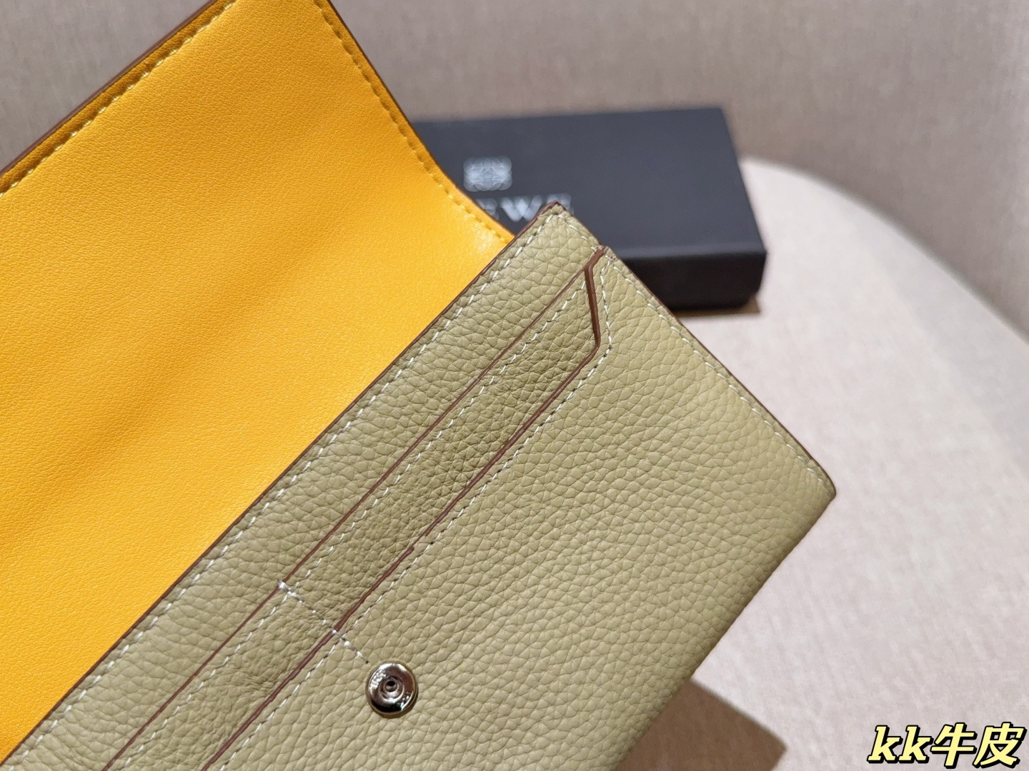 💰155
牛皮
罗意威loewe
最新款钱包卡包 手感无敌哦～
尺寸：19&times;11
礼盒包装🎁