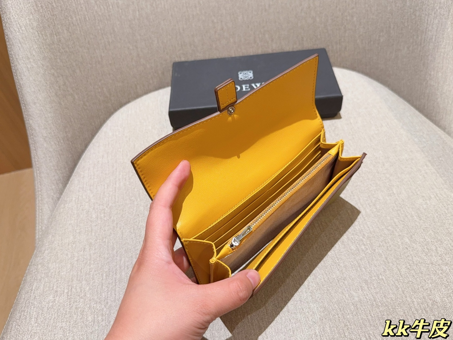 💰155
牛皮
罗意威loewe
最新款钱包卡包 手感无敌哦～
尺寸：19&times;11
礼盒包装🎁