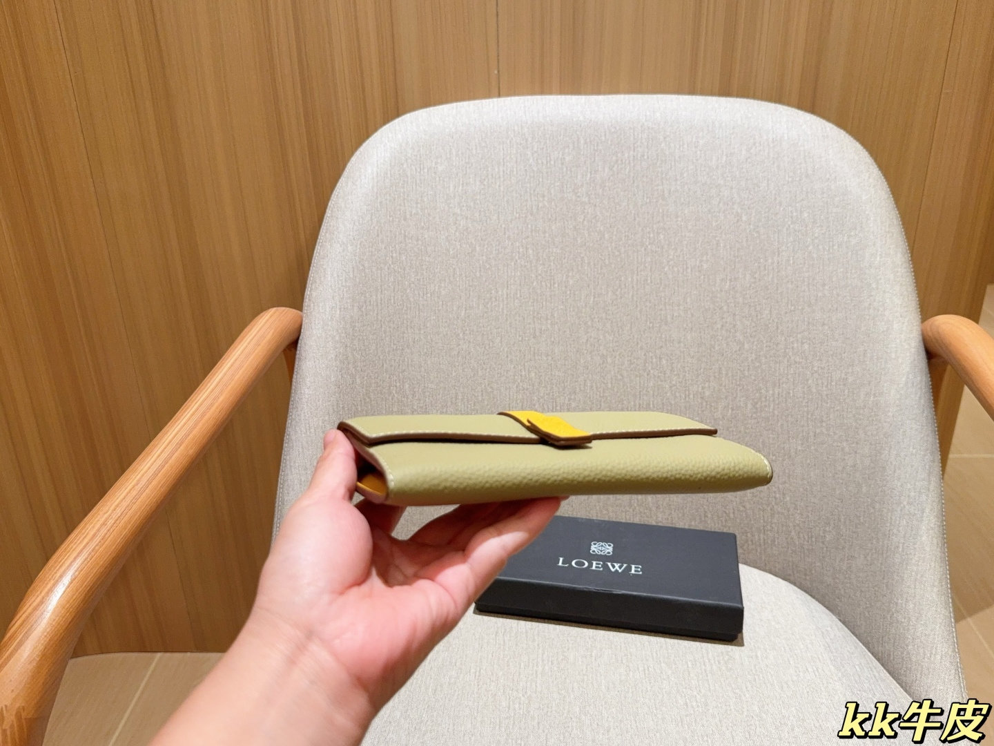 💰155
牛皮
罗意威loewe
最新款钱包卡包 手感无敌哦～
尺寸：19&times;11
礼盒包装🎁