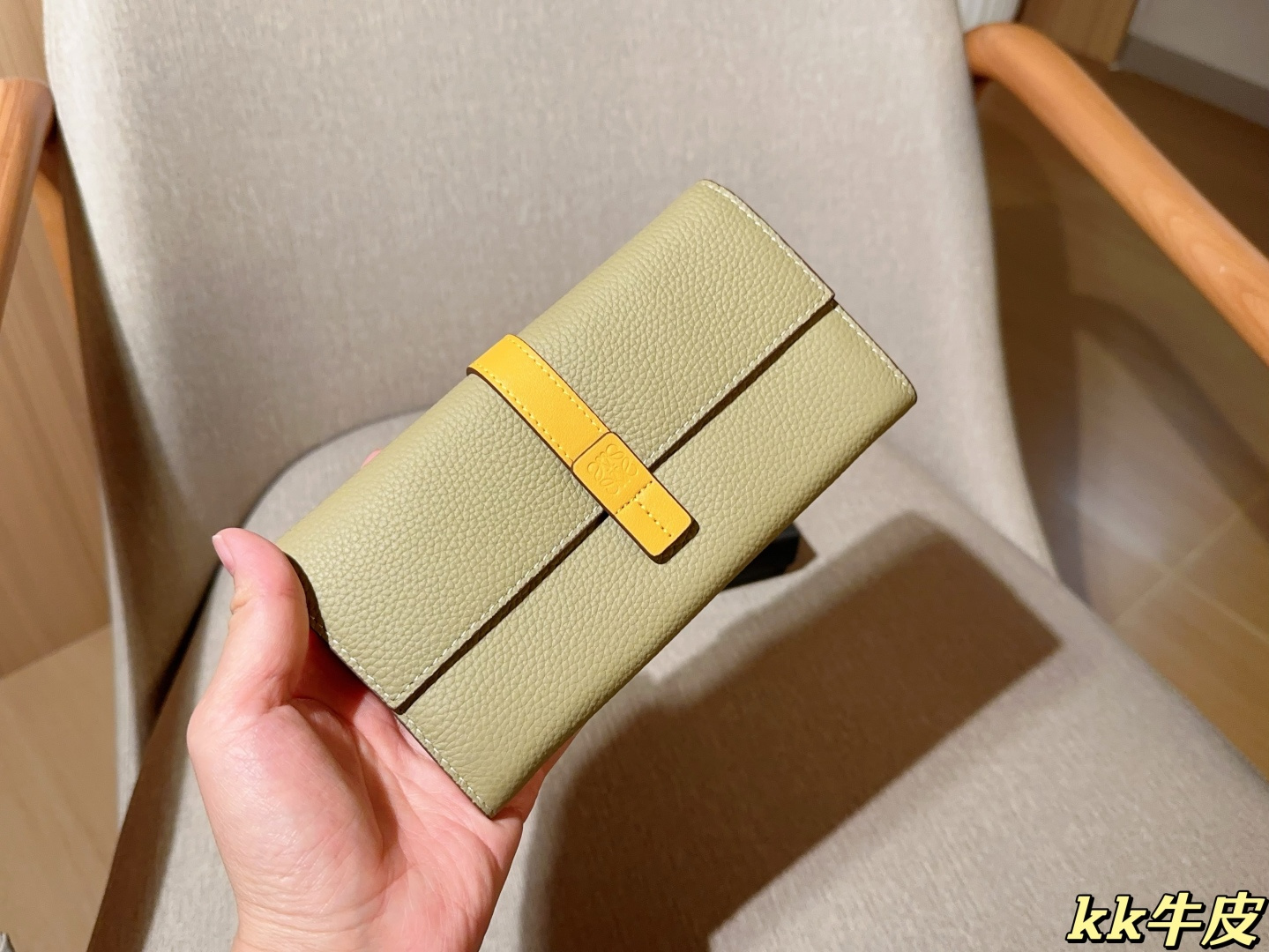 💰155
牛皮
罗意威loewe
最新款钱包卡包 手感无敌哦～
尺寸：19&times;11
礼盒包装🎁