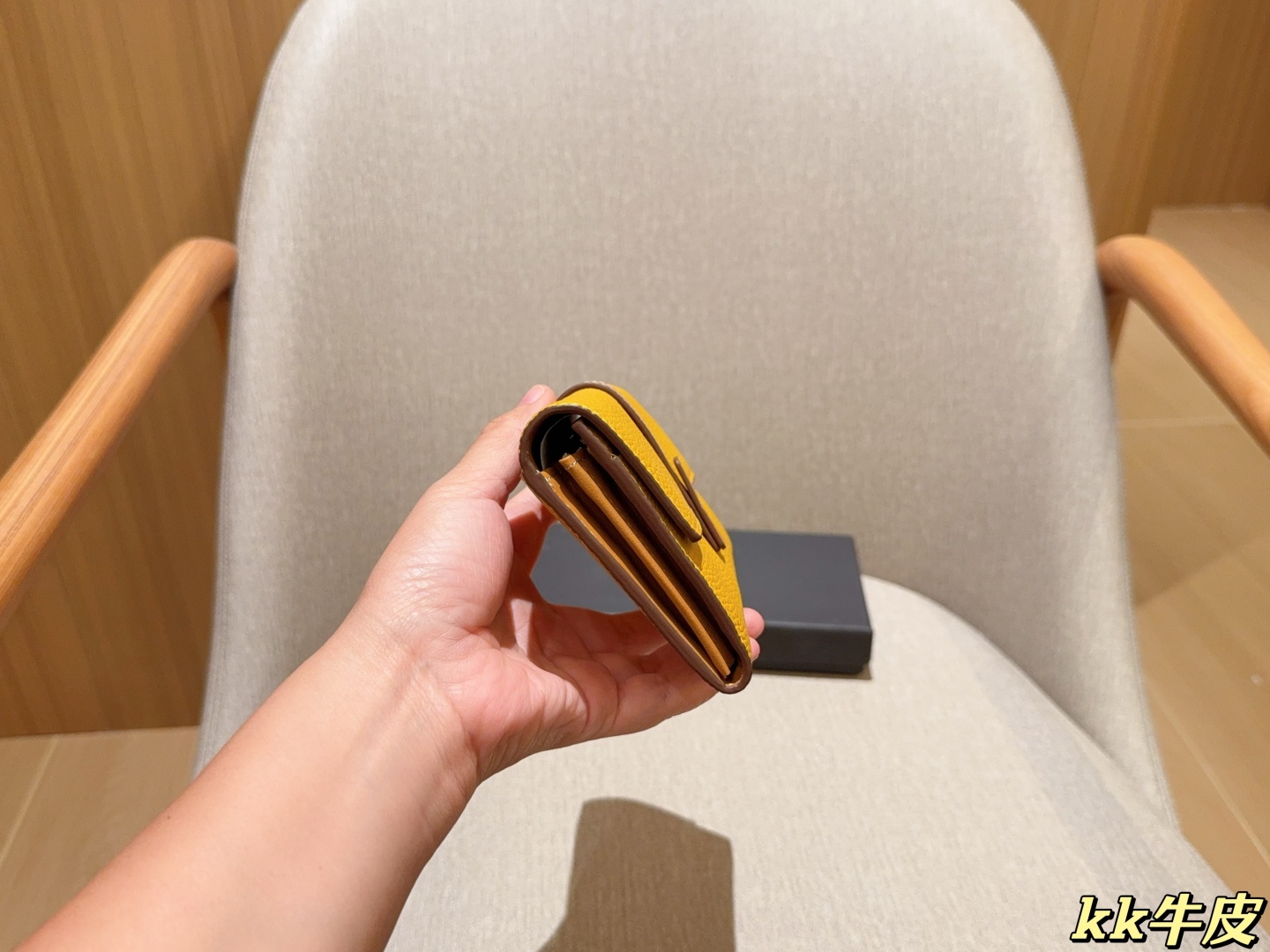 💰155
牛皮
罗意威loewe
最新款钱包卡包 手感无敌哦～
尺寸：19×11
礼盒包装🎁