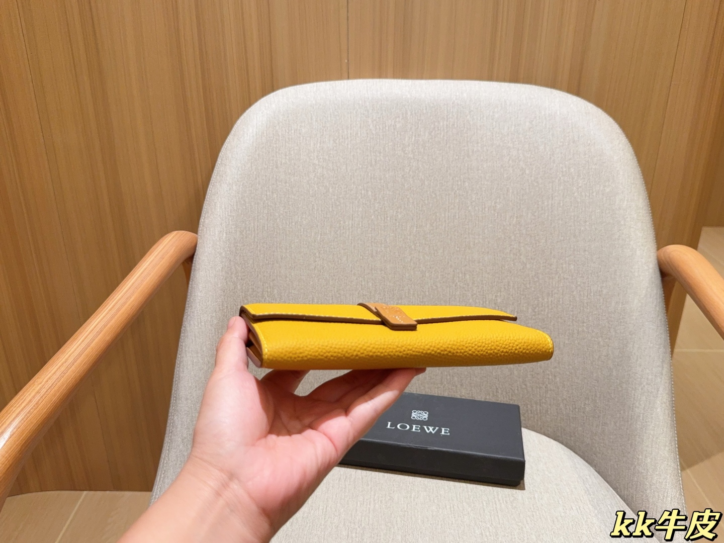 💰155
牛皮
罗意威loewe
最新款钱包卡包 手感无敌哦～
尺寸：19×11
礼盒包装🎁