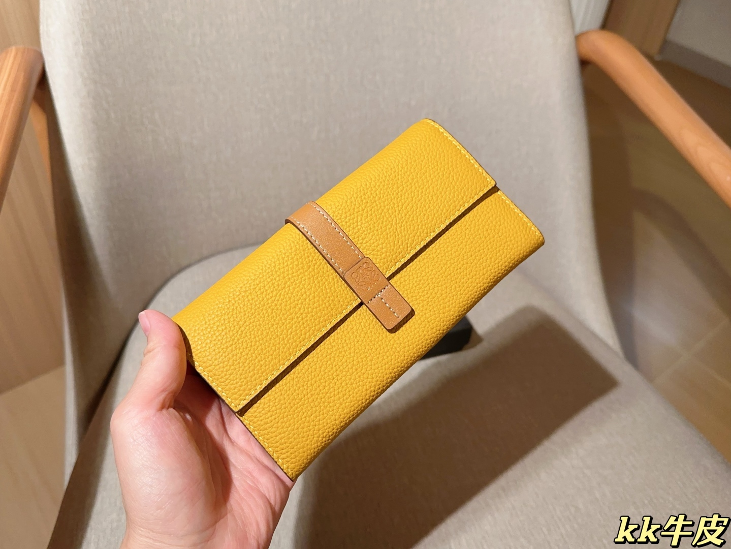 💰155
牛皮
罗意威loewe
最新款钱包卡包 手感无敌哦～
尺寸：19×11
礼盒包装🎁