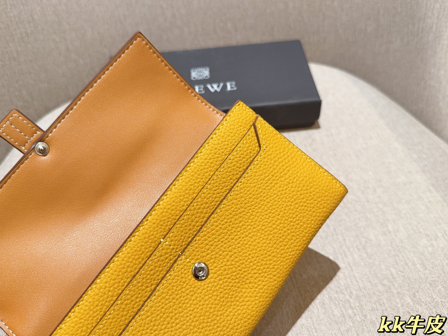 💰155
牛皮
罗意威loewe
最新款钱包卡包 手感无敌哦～
尺寸：19×11
礼盒包装🎁