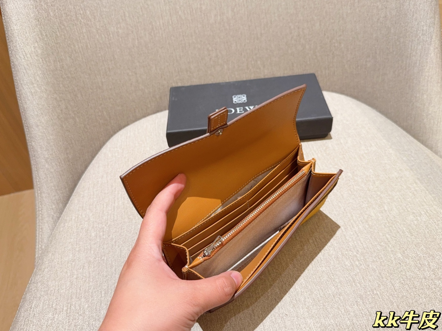 💰155
牛皮
罗意威loewe
最新款钱包卡包 手感无敌哦～
尺寸：19×11
礼盒包装🎁