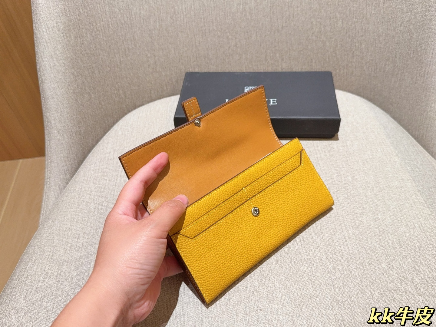 💰155
牛皮
罗意威loewe
最新款钱包卡包 手感无敌哦～
尺寸：19×11
礼盒包装🎁
