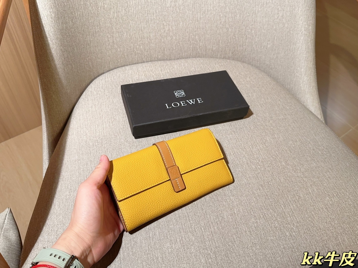 💰155
牛皮
罗意威loewe
最新款钱包卡包 手感无敌哦～
尺寸：19×11
礼盒包装🎁