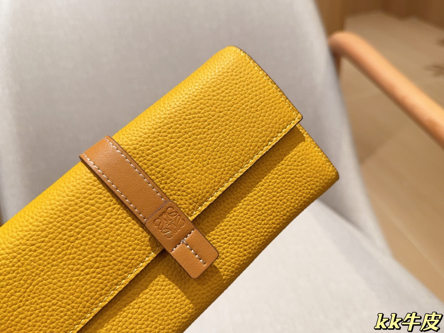 💰155
牛皮
罗意威loewe
最新款钱包卡包 手感无敌哦～
尺寸：19×11
礼盒包装🎁