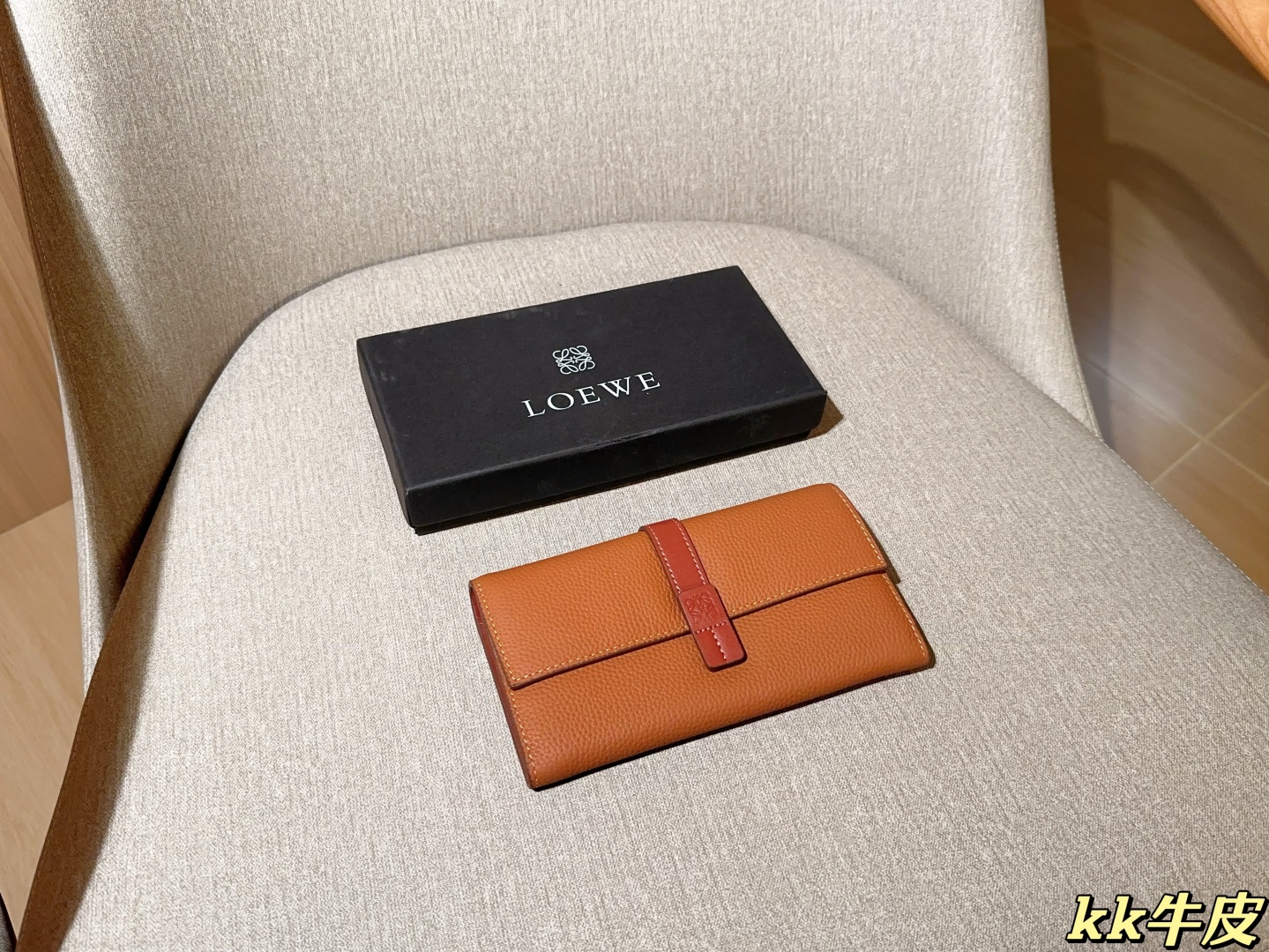💰135
牛皮
罗意威loewe
最新款钱包卡包 手感无敌哦～
尺寸：19×11
礼盒包装🎁