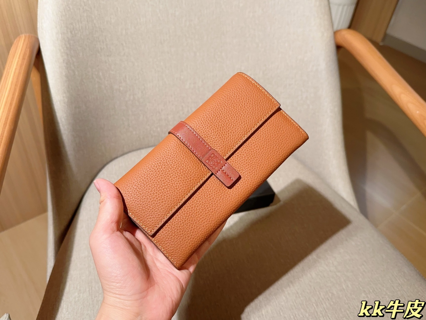 💰135
牛皮
罗意威loewe
最新款钱包卡包 手感无敌哦～
尺寸：19×11
礼盒包装🎁