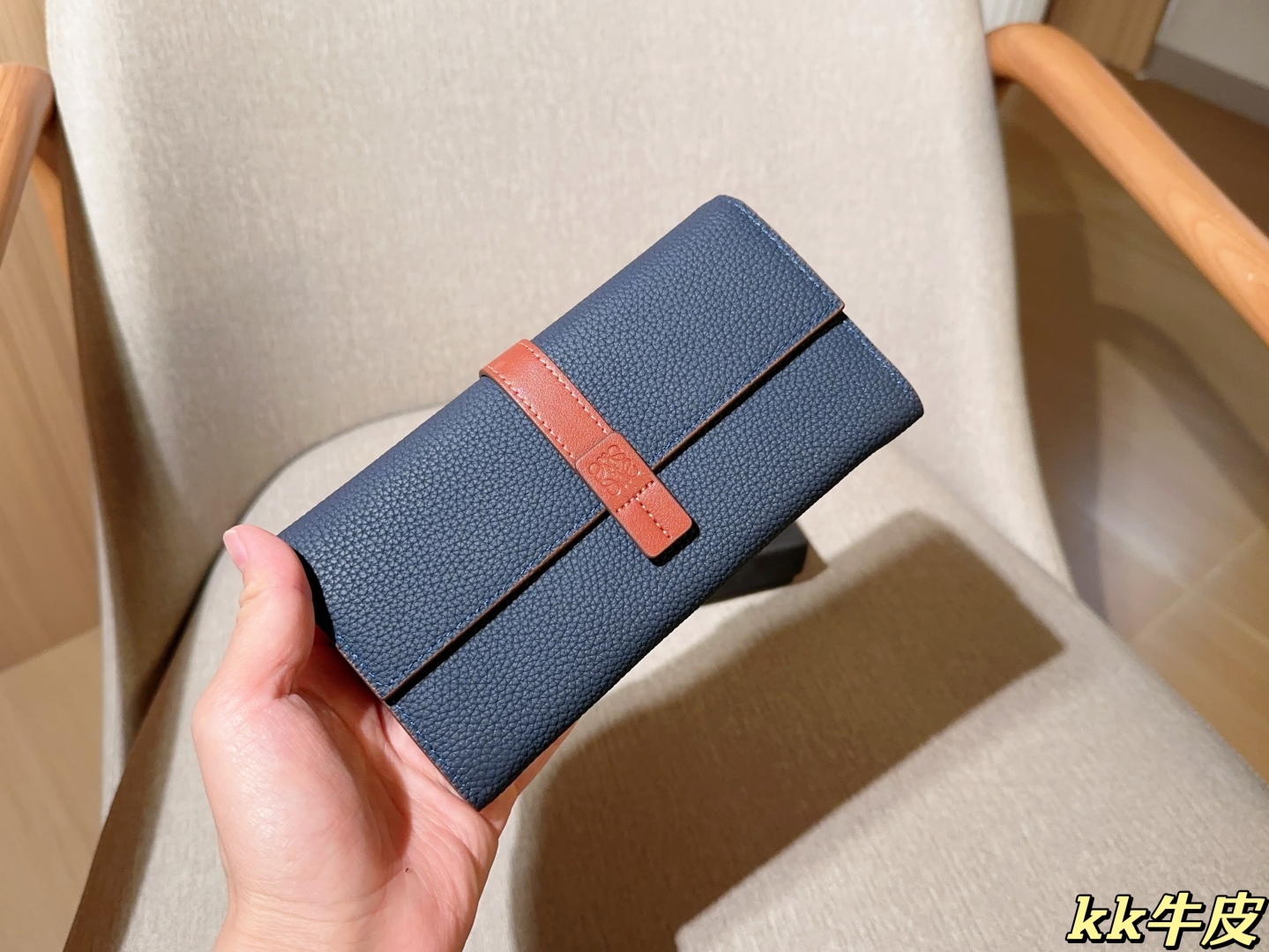 💰135
牛皮
罗意威loewe
最新款钱包卡包 手感无敌哦～
尺寸：19×11
礼盒包装🎁