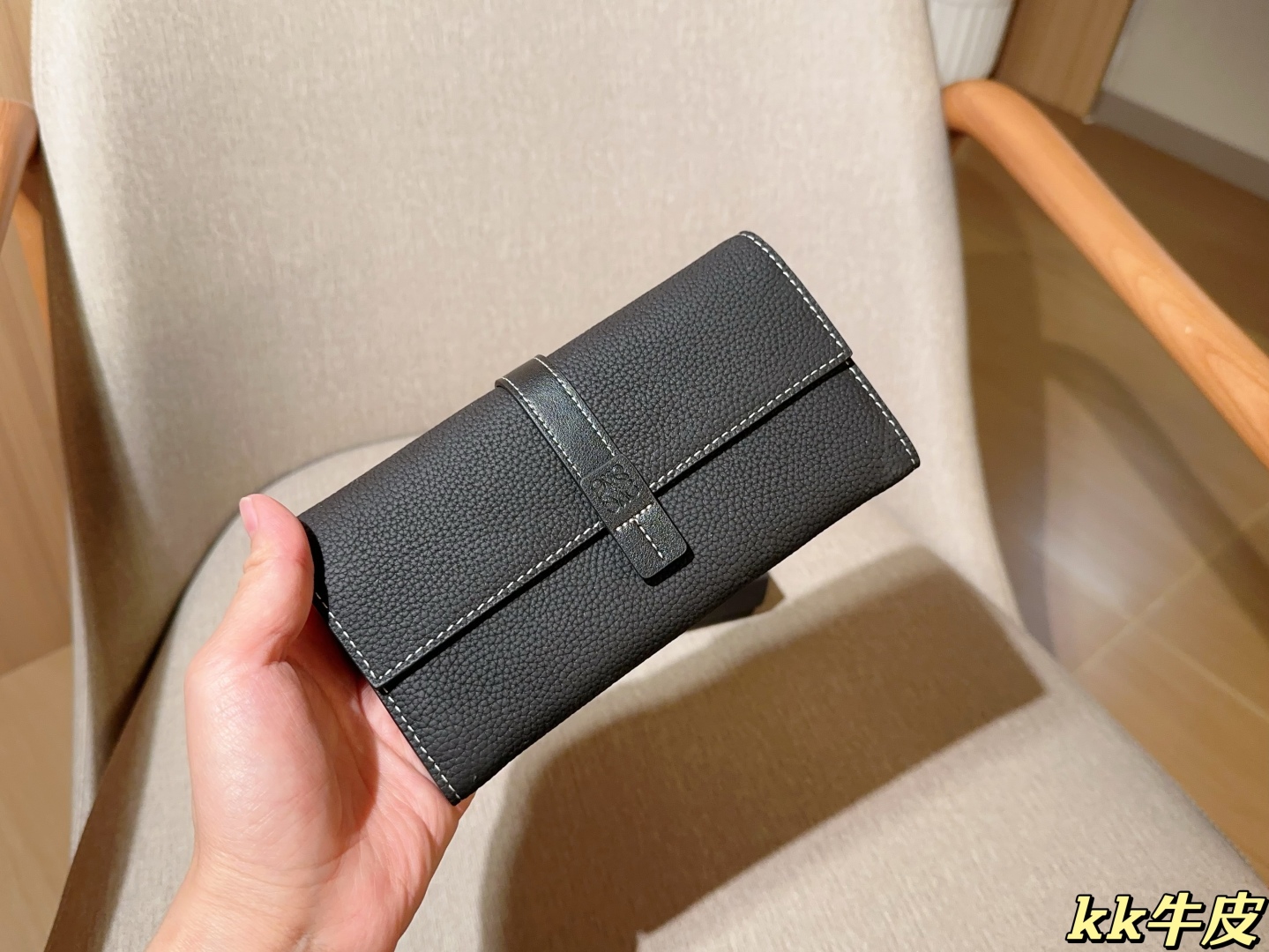 💰135
牛皮
罗意威loewe
最新款钱包卡包 手感无敌哦～
尺寸：19×11
礼盒包装🎁