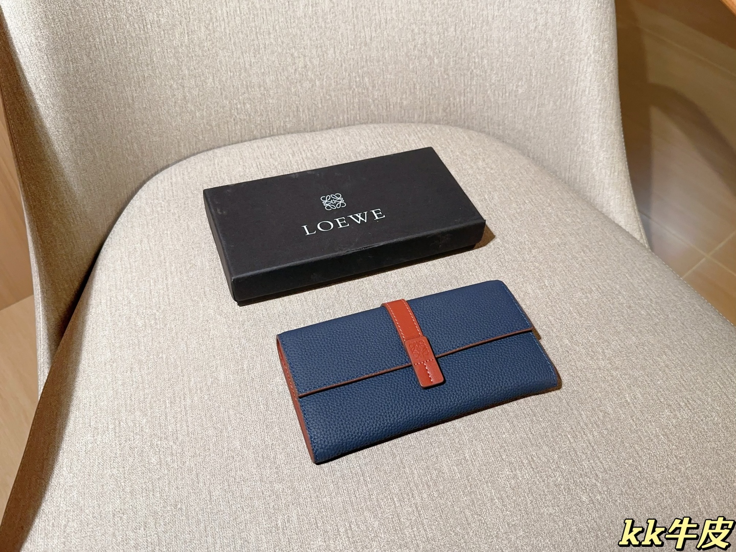 💰135
牛皮
罗意威loewe
最新款钱包卡包 手感无敌哦～
尺寸：19×11
礼盒包装🎁