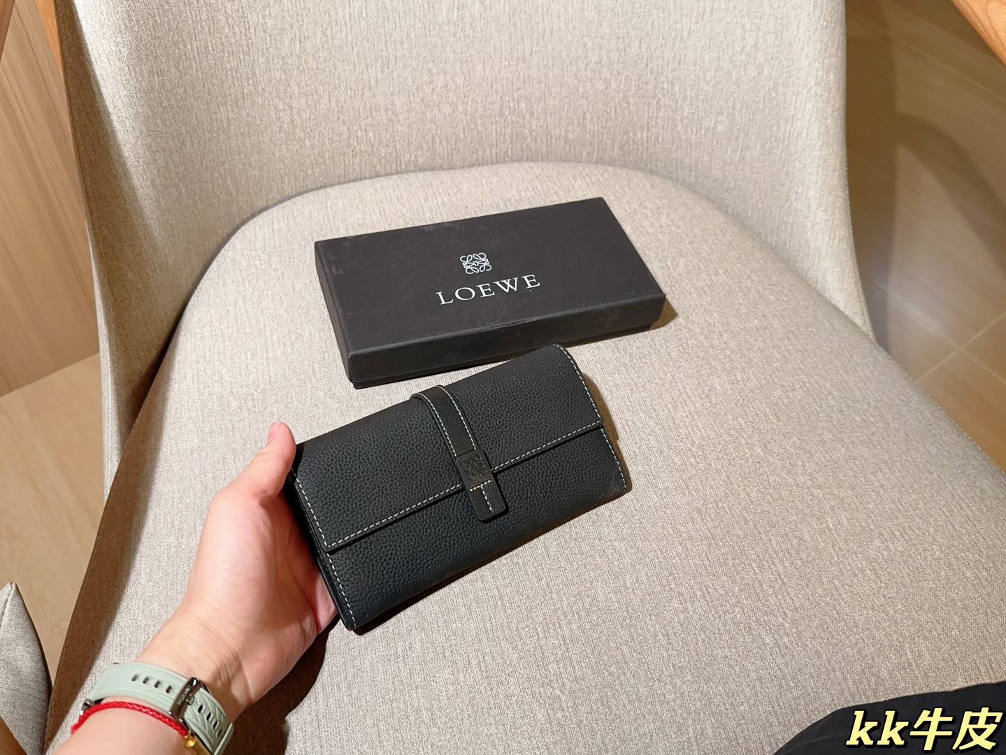 💰135
牛皮
罗意威loewe
最新款钱包卡包 手感无敌哦～
尺寸：19×11
礼盒包装🎁