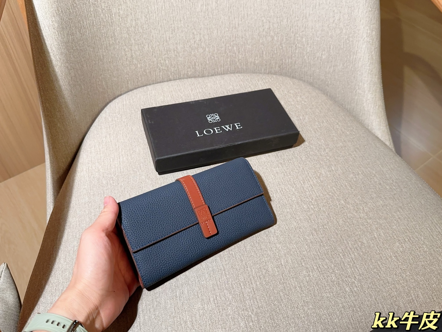 💰135
牛皮
罗意威loewe
最新款钱包卡包 手感无敌哦～
尺寸：19×11
礼盒包装🎁