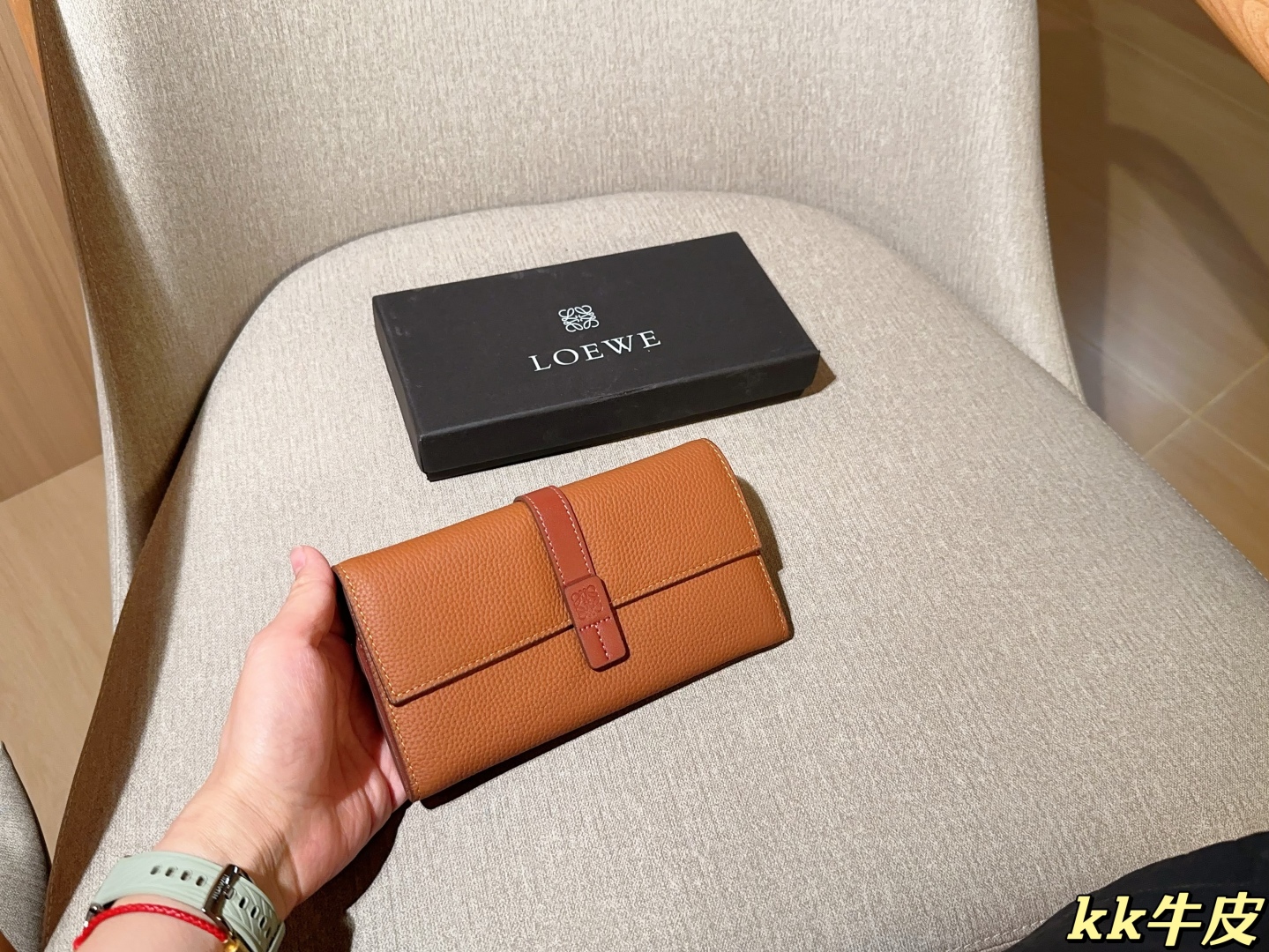 💰135
牛皮
罗意威loewe
最新款钱包卡包 手感无敌哦～
尺寸：19×11
礼盒包装🎁
