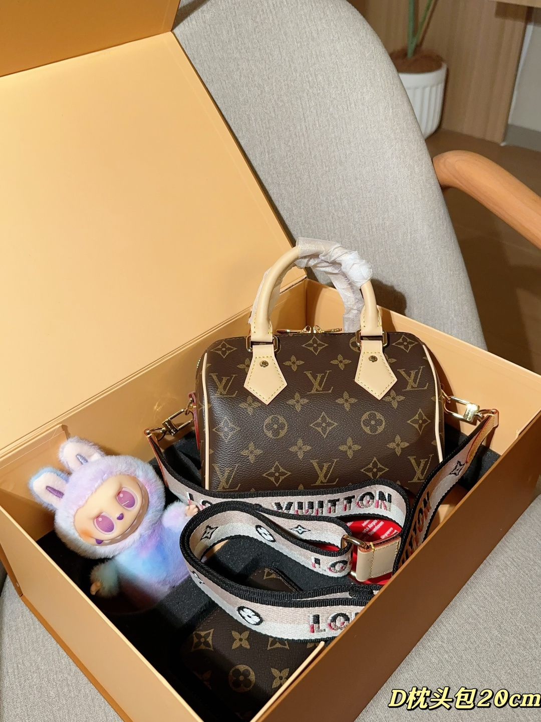 💰385 配送labubu拉布布挂件(颜色随机)⚠️ 经典Lv套盒经典20cm枕头包➕零钱包➕labubu挂件 尺寸：20cm 礼盒包装🎁