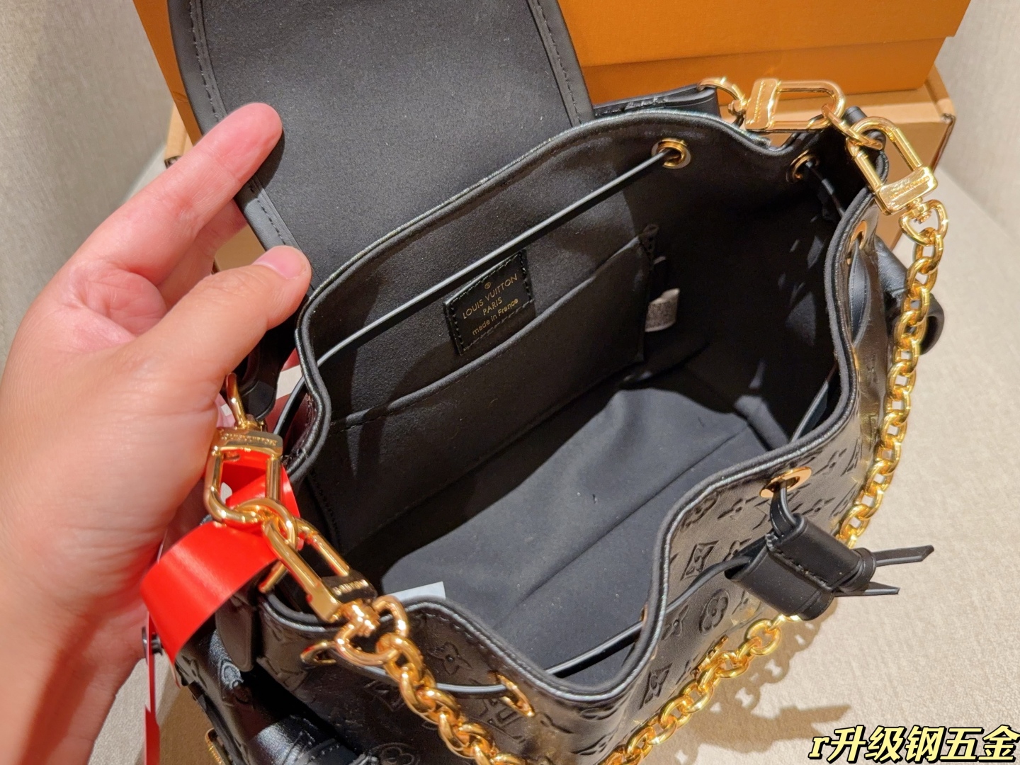 💰265
升级钢五金
Lv路易威登
新款压花压纹odyssee
可单肩可斜挂可以手提～自带链条～额外还搭配了一根肩带～
尺寸：23×17×10
礼盒包装➕飞机箱✈️