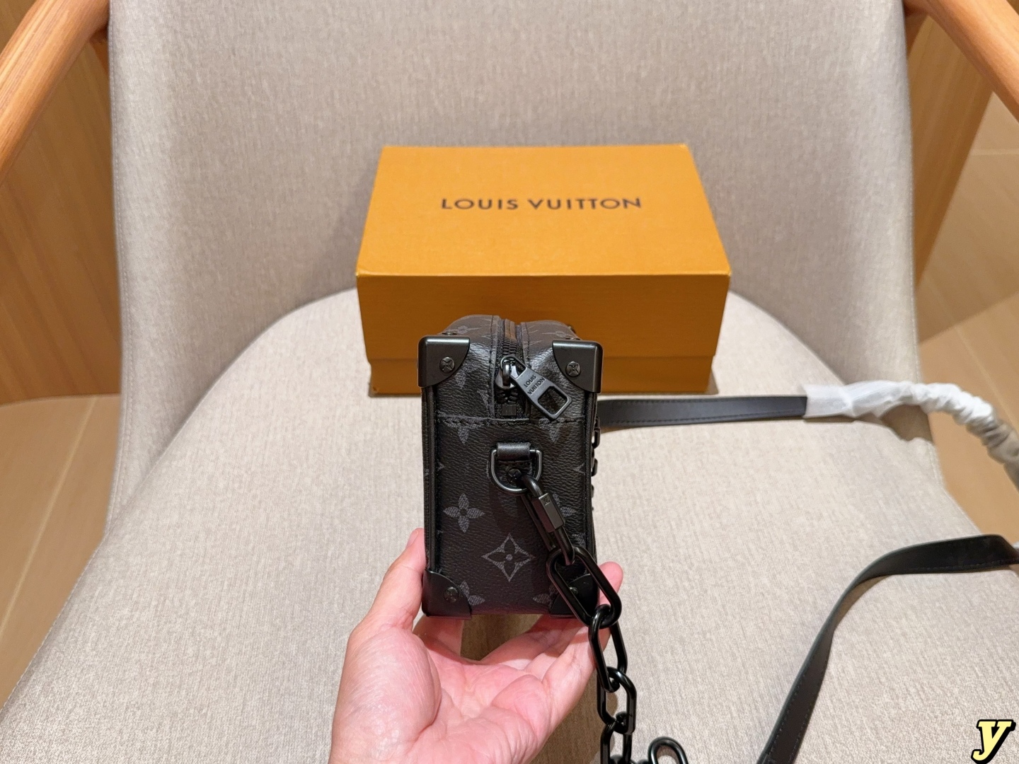 💰190
LV/路易威登
经典Soft trunk黑武士相机包
Virgil Mini 链条 盒子包软盒子
尺寸18×12
礼盒包装🎁