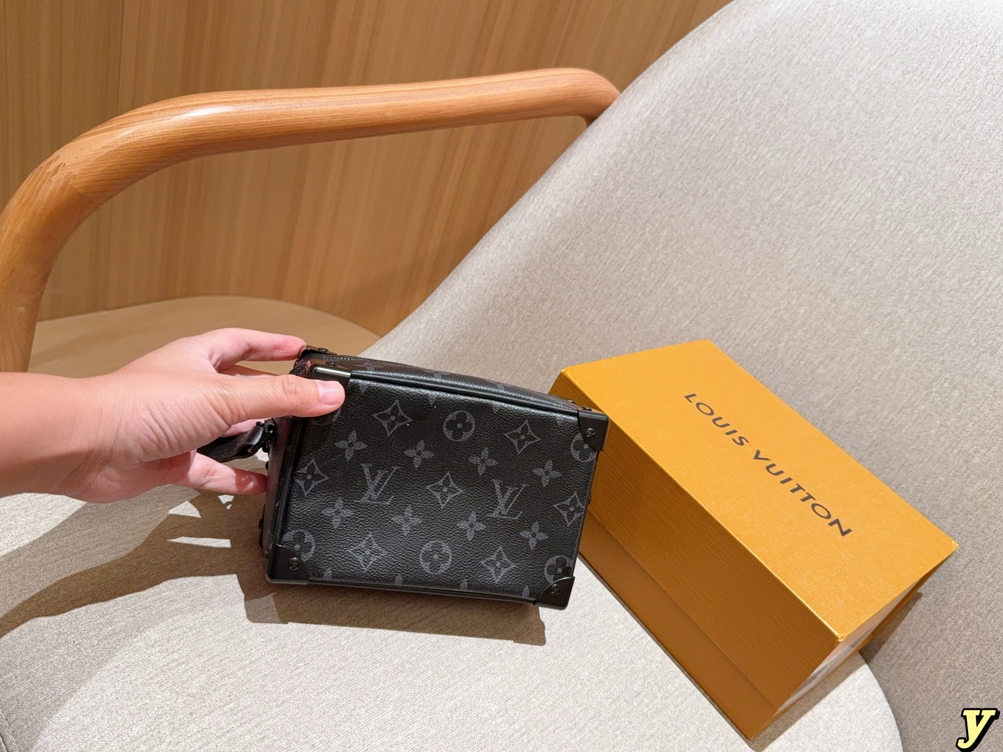 💰190
LV/路易威登
经典Soft trunk黑武士相机包
Virgil Mini 链条 盒子包软盒子
尺寸18×12
礼盒包装🎁