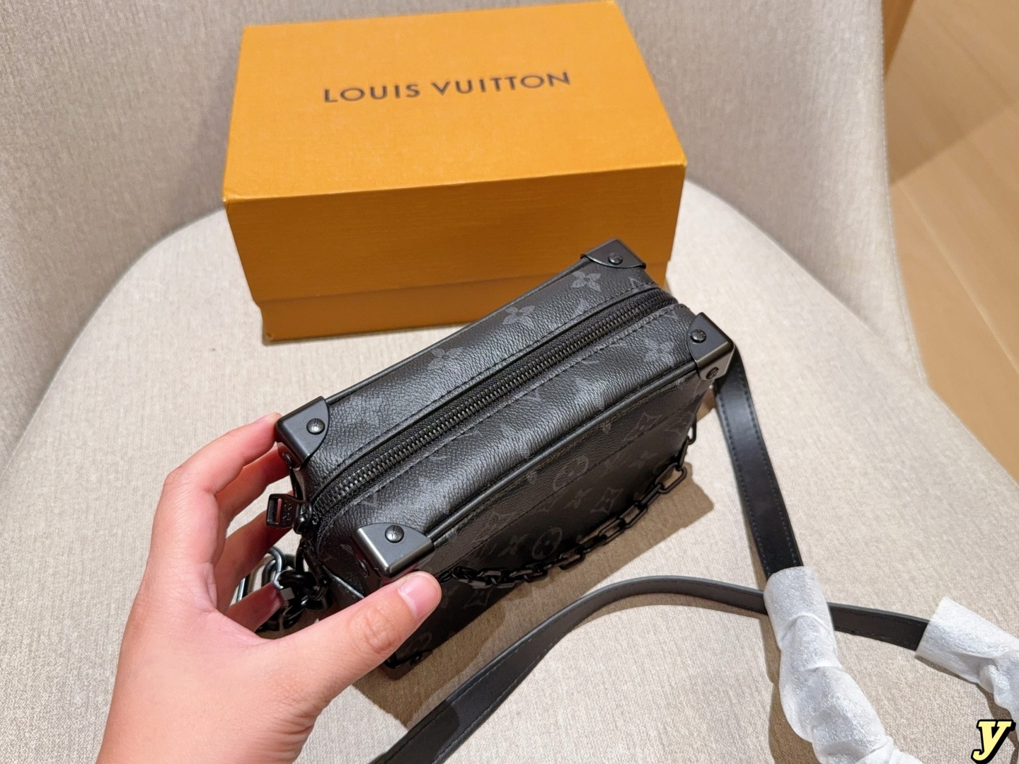 💰190
LV/路易威登
经典Soft trunk黑武士相机包
Virgil Mini 链条 盒子包软盒子
尺寸18×12
礼盒包装🎁