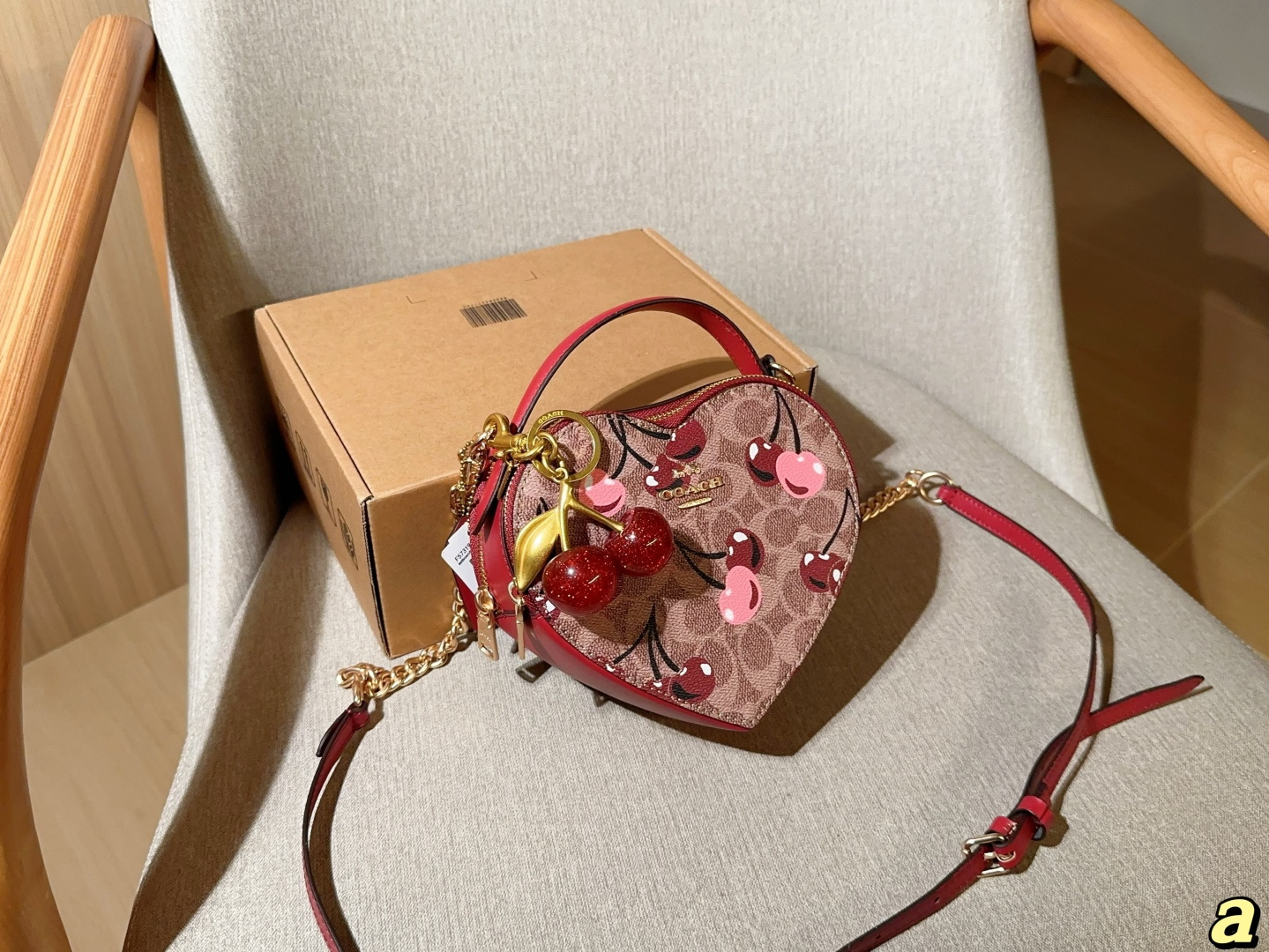 Colgante de envío corazón ❤️ Coach nuevo edición limitada estampado de cereza 🍒 bolso de caja con corazón ~ bolso de h…