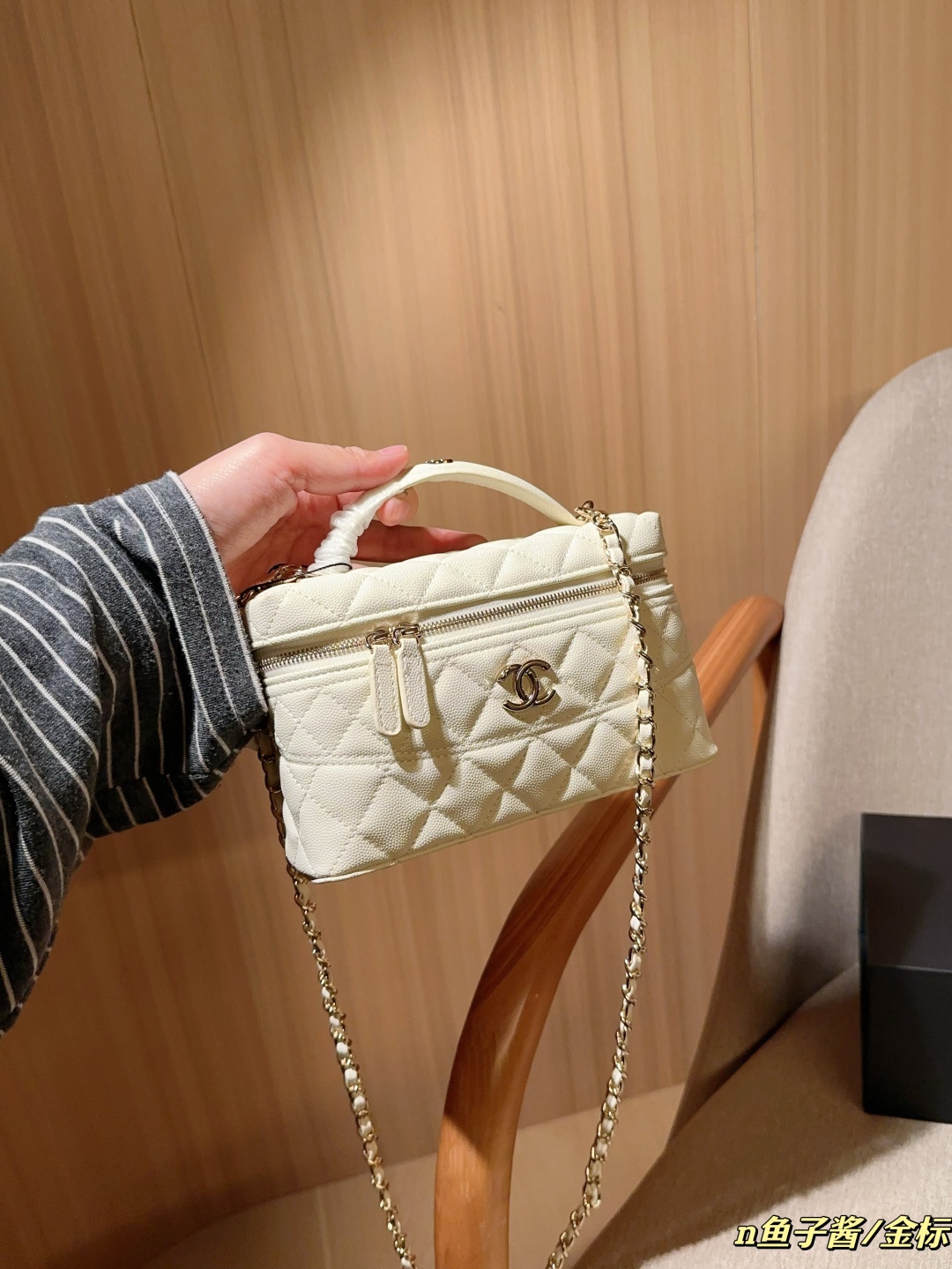 💰195
香奈儿Chanel
25c Lp鱼子酱饭盒包 盒子包 链条包
尺寸19×13×5
礼盒包装🎁