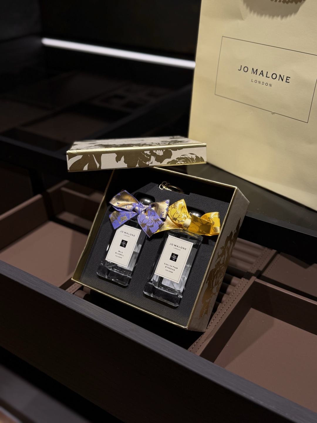 NO:811347,Prepared in the gift box are two of its flagship classic fragrances!  !  !  One is elegant and calm, the other is fresh and agile, just like two different spring breezes blowing in your face!  !  ,perfume19860909礼盒里准备的是它家的 两支王牌经典香！！！ 一支优雅沉静,一支清新灵动 就如同两种不同的春风拂面而来！！,香水,accessory