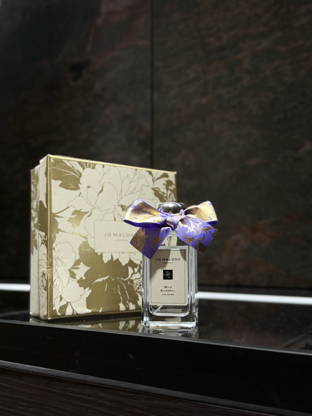 NO:811364,Ace classic floral fragrance!  !  A very girly fragrance!  !  !  Wearing it feels like walking on a path full of blue wind chimes. When the wind blows, the petals tremble gently with the fragrance!  !  It has the sweetness of persimmon and the softness of white musk. When intertwined, it smells a bit like iced watermelon, giving people a fresh and energetic sense of agility!  ,perfume19860909王牌经典花香！！ 很少女的一款香！！！ 穿上就像是走在开满蓝风铃的小路 风一吹,花瓣和香气一起轻轻颤动！！ 有柿子的清甜,白麝香的柔软 交织在一起闻起来有点像冰镇西瓜 给人一种清新充满活力的灵动感啊啊！,香水,accessory