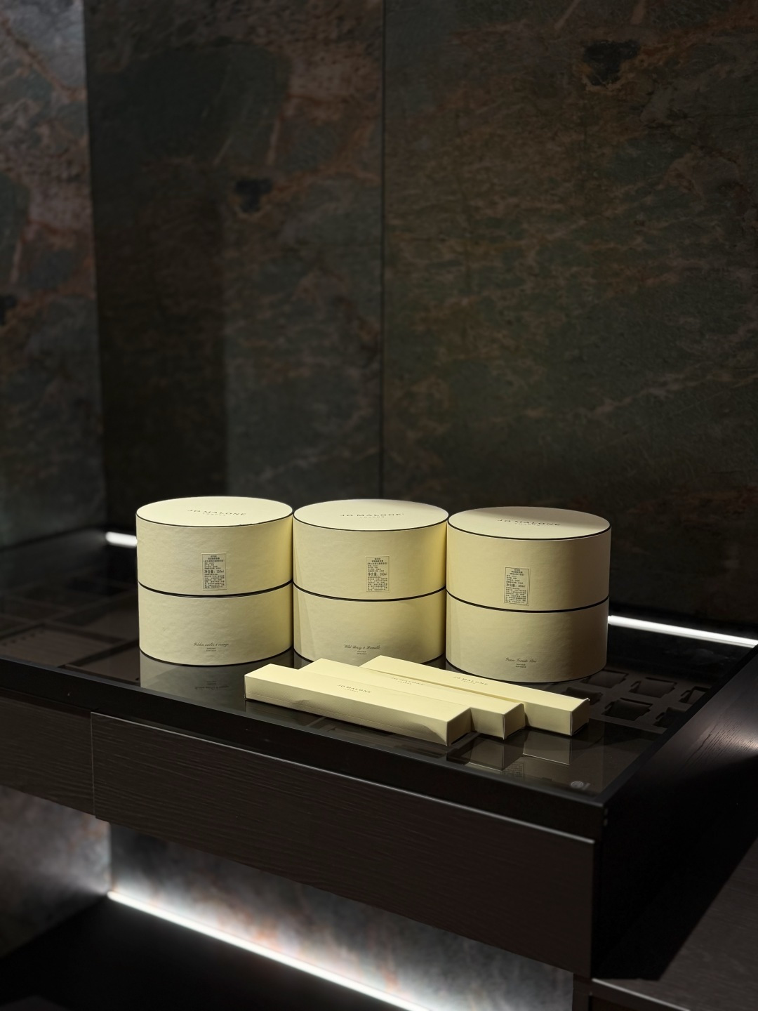 NO:811366,The complete package is as shown in the picture!  A very ceremonial set!  The person receiving it should be very happy!  !  !  The most beautiful set of ancestral fragrances!  !  , Car Aromatherapy. Home Fragrance. Candles19860909全套包装如图！ 很有仪式感的一套！ 收到的人应该很开心！！！ 祖家香氛颜值最高的一套！！,车载香薰.居家香氛.蜡烛,accessory