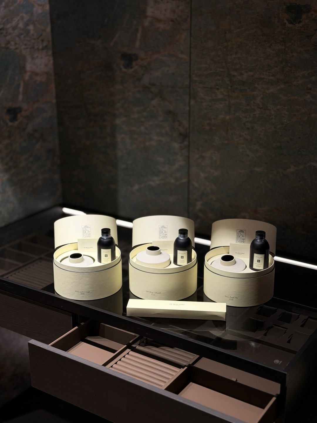 NO:811363,Let’s look at the appearance first. The bottle has both the texture of pottery and the exquisiteness of porcelain!  The outer walls are not glazed!  Very elegant matte effect!  The main reason for this set is that the texture of the bottle is very high-end!  !  Candle bottles can be reused after use!  Very high-end!  !  Very beautiful!  , Car Aromatherapy. Home Fragrance. Candles19860909先看颜值 瓶身既有陶器的质感也有瓷器的精巧！ 外壁没有上釉！很优雅的哑光效果！ 这套主要是这个瓶身的肌理感很高级！！ 蜡烛瓶子用完还可以二次利用！ 很高级！！很美！,车载香薰.居家香氛.蜡烛,accessory