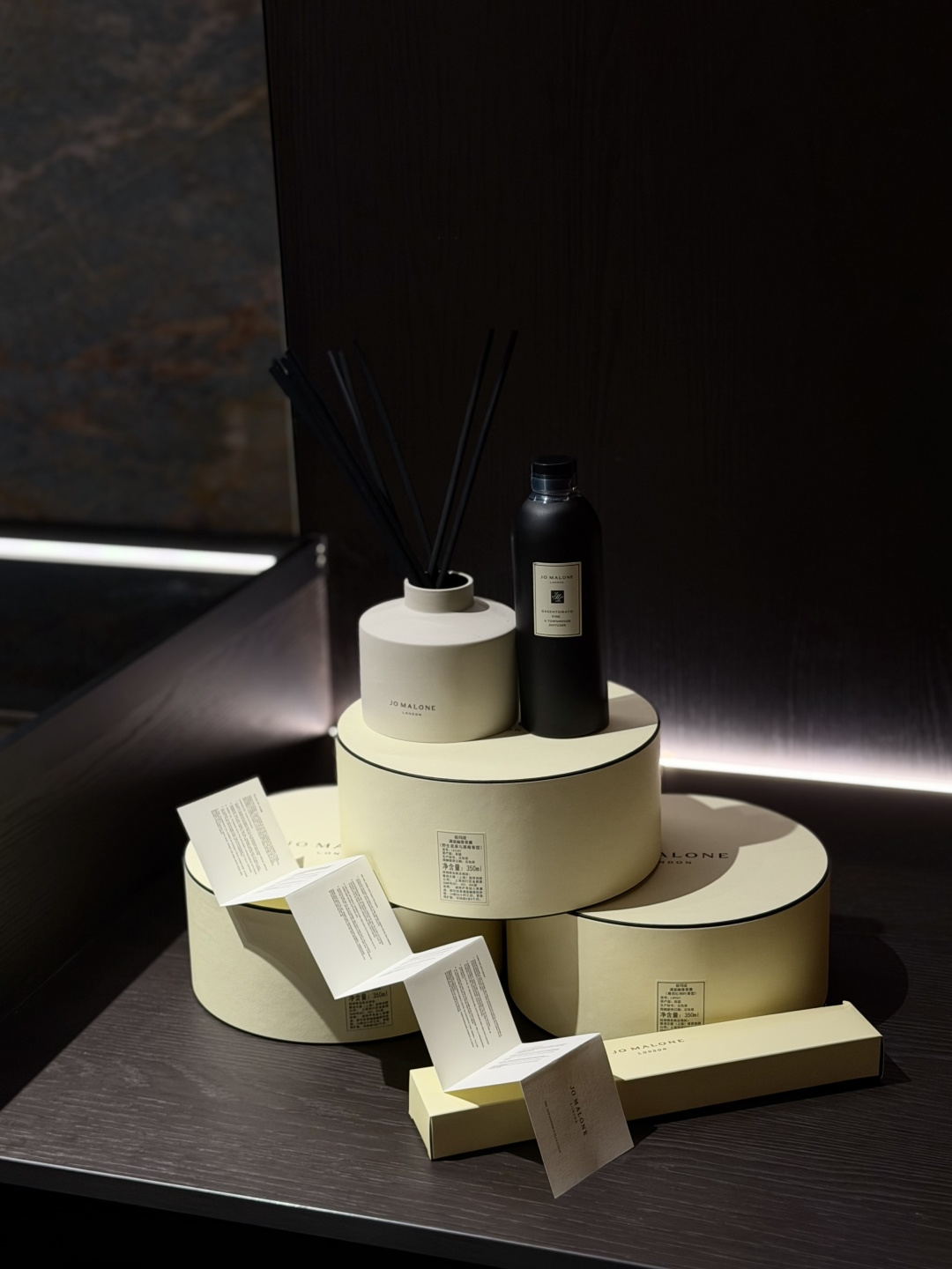 NO:811351,It looks like a very high-end set!  I can’t capture the texture of white pottery!  !  You can later use it as a vase to arrange flowers, which is absolutely beautiful!  The capacity of this Diffuser is larger than the classic model, 350ml!  Can be used for a long time!  It can be 8/9 months!  Because the bamboo rattan is longer, the flavor spreads wider!  , Car Aromatherapy. Home Fragrance. Candles19860909看起来就很高级的一套！ 拍不出白陶的质感！！ 后续可以当花瓶插花使用,绝美第！ 这款Diffuser的容量比经典款的要大 350ml的容量！可以用很久！ 可以8/9个月哈！因为竹藤较长,所以味道扩散地更加的广！,车载香薰.居家香氛.蜡烛,accessory