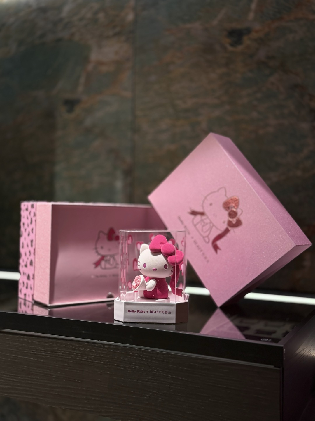 NO:811374,Whose one is so cute? It’s so adorable!  !  The thing is just an ornament with an acrylic shell and a base!  Of course, this acrylic cover looks great with or without it!  But it can be dust-proof at ordinary times!  !  !  Real and beautiful!  !  It’s just a rush!  !  !  , trendy department store19860909谁家的这么可爱,简直萌化了！！ 东西就是摆件加亚克力外壳还有一个底座！ 当然这个亚克力罩不罩都很好看！ 不过平时可以防尘！！！ 实物又美貌！！ 直接就是一个冲！！！,潮品百货,accessory