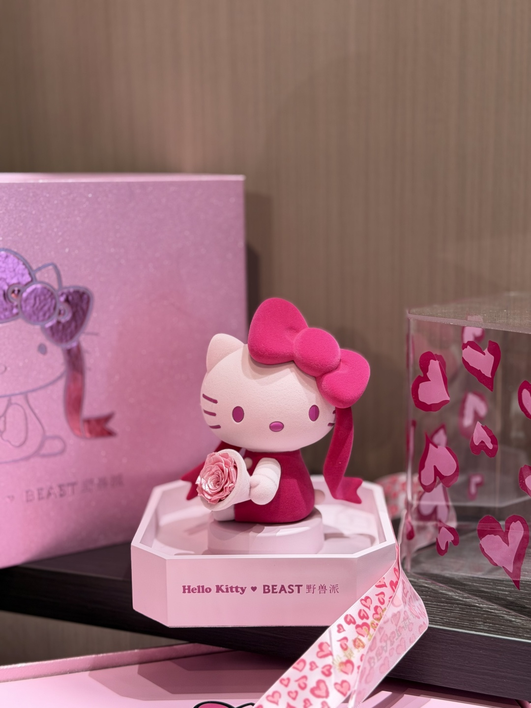 NO:811371,This complete set comes with special packaging in leopard print with love!  !  !  Delicate pearlescent sparkle!  !  !  The process of opening a gift is full of ritual!  !  Hello Kitty is by your side at every important moment, Chaopin Department Store19860909这一整套加上爱心豹纹特别包装！！！ 细腻珠光闪闪！！！ 打开礼物的过程充满仪式感啊啊！！ 每一个重要时刻,Hello Kitty都在身边陪伴你,潮品百货,accessory