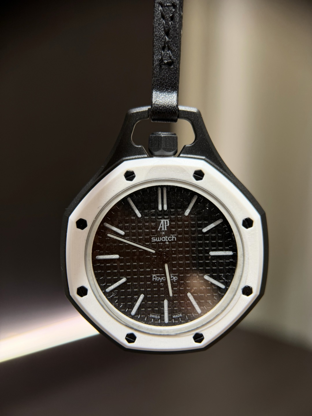 NO:879195,The first impression after using it is that the details are very sincere. The classic octagonal bezel and hexagonal screws of the Audemars Piguet Royal Oak, including the brushed and polished texture, are perfectly restored. The watch mirror has also been upgraded from plastic to an imported glass mirror. The geometric aesthetics of the etiteTaisserie dial can be seen at a glance. Chaopin Department Store, audemars19860909上手第一感觉是细节做得很诚意 爱彼皇家橡树经典的八角形表圈、六边形螺丝,包括拉丝打磨的质感都还原得非常完美,表镜还从塑料升级成了进口玻璃镜面etiteTaisserie表盘的几何美学一览无余,潮品百货,audemars,accessory