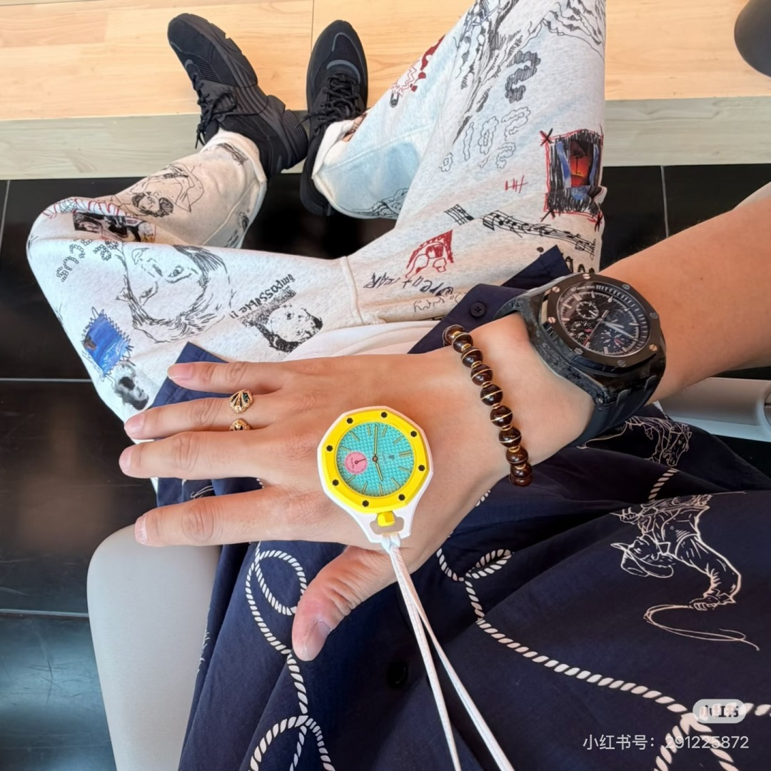 NO:879184,Unlike a traditional pocket watch, more like an accessory, the Royalo can be put in a pocket, hung on a bag with a calfskin lanyard, or placed on a stand as a table clock. What the brand wants to convey is that watches do not have to be worn only on the wrist - this is a very typical Swatch idea., Chaopin Department Store, stuart weitzman, cowhide19860909不像传统怀表,更像配饰 Royalo可放进口袋、用小牛皮挂绳挂在包上,也可放在支架上当桌钟.品牌想传达的是钟表不一定只能戴在手腕上——这是很典型的Swatch思路.,潮品百货,stuart weitzman,cowhide,accessory