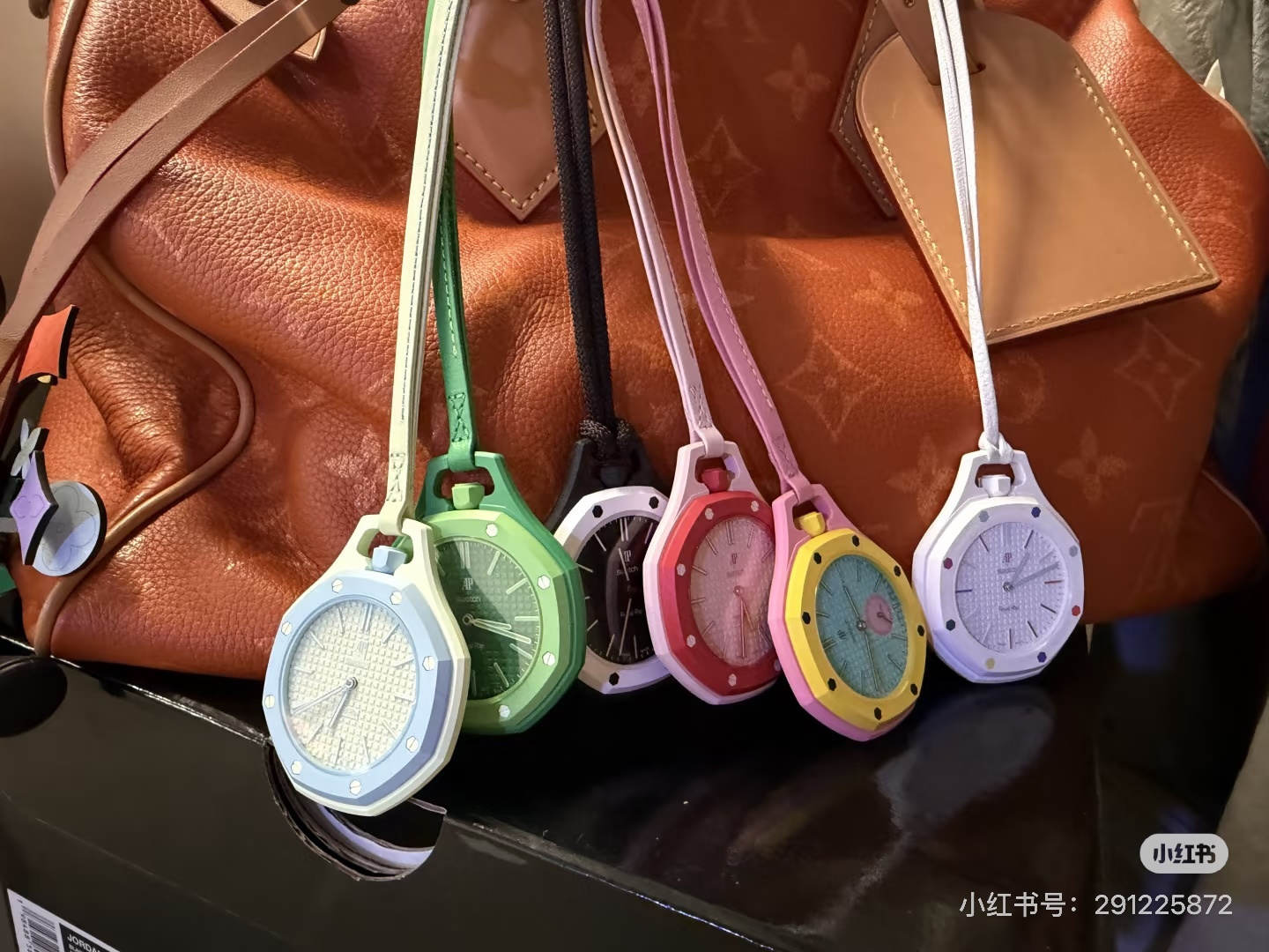 NO:879182,Friends who carry Hermès on their backs all say that they must have a string of several colors stacked together and hung on the bag. The appearance is particularly brilliant. Friends who know watches can understand this tacit understanding by looking at each other and smiling., Chaopin Department Store, Hermes19860909身边背爱马仕的朋友们 都说必须要人手一串 好几个配色叠在一起挂在包上 颜值特别出彩, 懂表的朋友相视一笑就能懂这种默契.,潮品百货,hermes,accessory