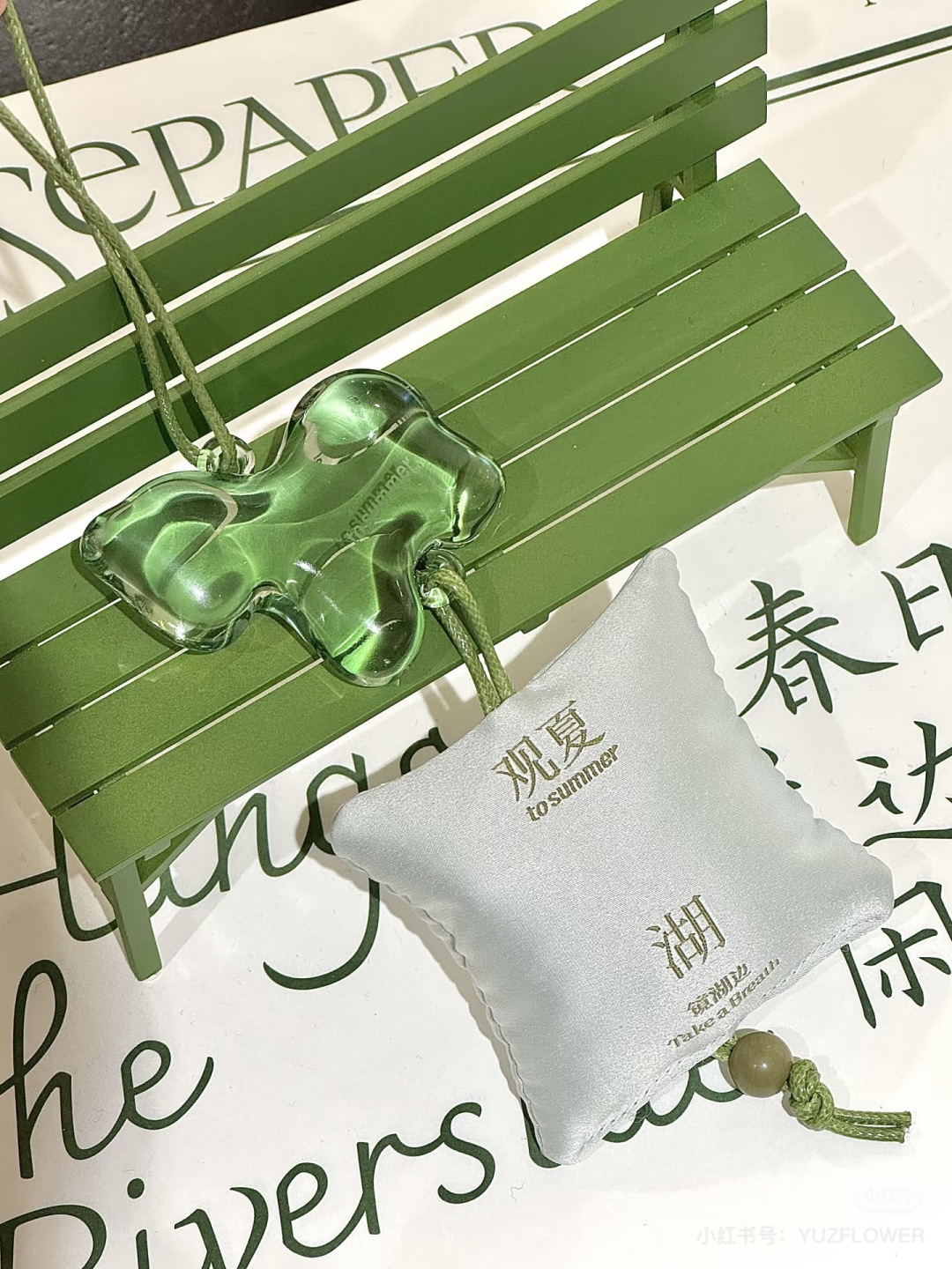 NO:879152,When light and shadow pass through, they will cast tiny light spots on the fabric like lake waves!  !  The cool touch is like a translucent stone just picked up from the lake, carving the natural coolness into the utensils, car aromatherapy, home fragrance, candles19860909光影穿过时会在布料上 投下湖面波光似的细碎光斑！！ 凉润的触感,像刚从湖边拾起的一块透亮石子把自然的清冽刻进器物里,车载香薰.居家香氛.蜡烛,accessory