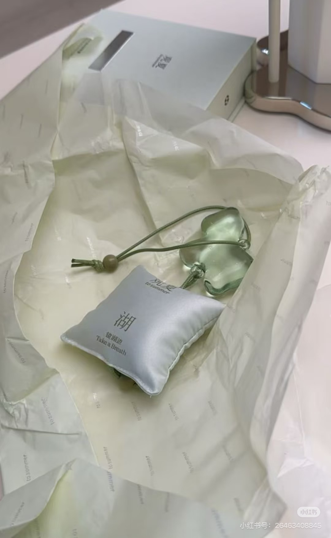 NO:879137,The connected green rope and wooden beads have a rustic oriental texture. It can be hung in the closet to dye the clothes with the fragrance of grass and wood. It can also be hung in the car!  !  , Car Aromatherapy. Home Fragrance. Candles19860909连接的绿绳与木珠带着质朴的东方质感 既能挂在衣柜里,让衣物染上清浅草木香 也能悬在车中！！,车载香薰.居家香氛.蜡烛,accessory
