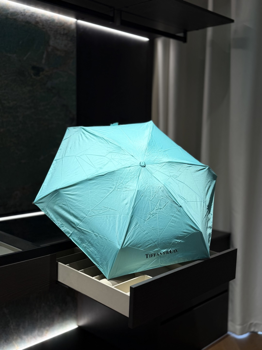 NO:919250,From the packaging to the umbrellas, they are all in classic brand colors!  !  The whole recognition is super high!  !  The umbrella cover is made of colored rubber fabric!  !  !  Beautiful and practical sunscreen!  !  !  Just grab it!  !  !  There is not much money for something!  !  But it’s very exquisite, hahaha!  !  !  , trendy department stores, umbrellas19860909从包装到雨伞都是经典品牌配色！！ 整个辨识度超高啊啊！！ 伞面采用彩胶面料！！！ 有颜值又实用防晒！！！直接抢啊！！！ 没有多少钱的东西！！不过很精致啊哈哈哈！！！,潮品百货,umbrellas,accessory