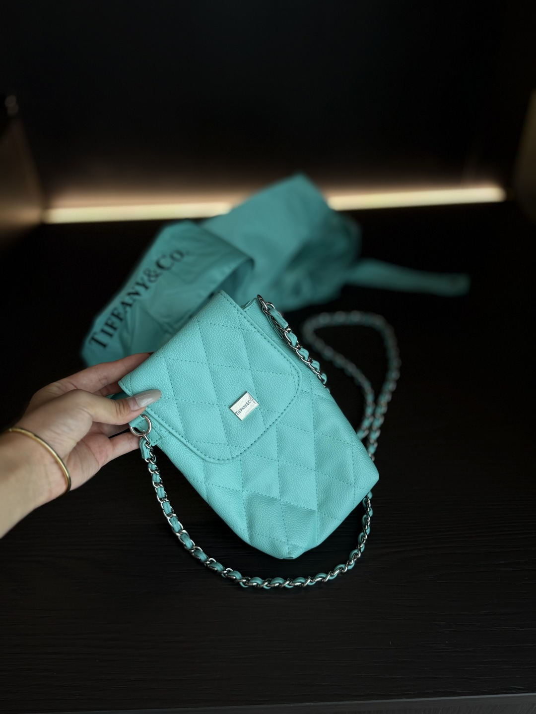 NO:919264,Limited edition!  You don’t often find this kind of surroundings!  !  A matching chain bag matching gift box for you!  !  !  The chain bag can hold a mobile phone. Even if you sell this separately, it will cost a lot of money!  The production rate is extremely high, it has a high-end feel, and the details are perfect!  , trendy department store19860909限量限量！这种周边不常有！！ 给你们搭配的链包配套礼盒！！！ 链包可放手机,这个就是单独卖也要不少钱！ 出片率极高,自带高级感,细节完美 ！,潮品百货,accessory