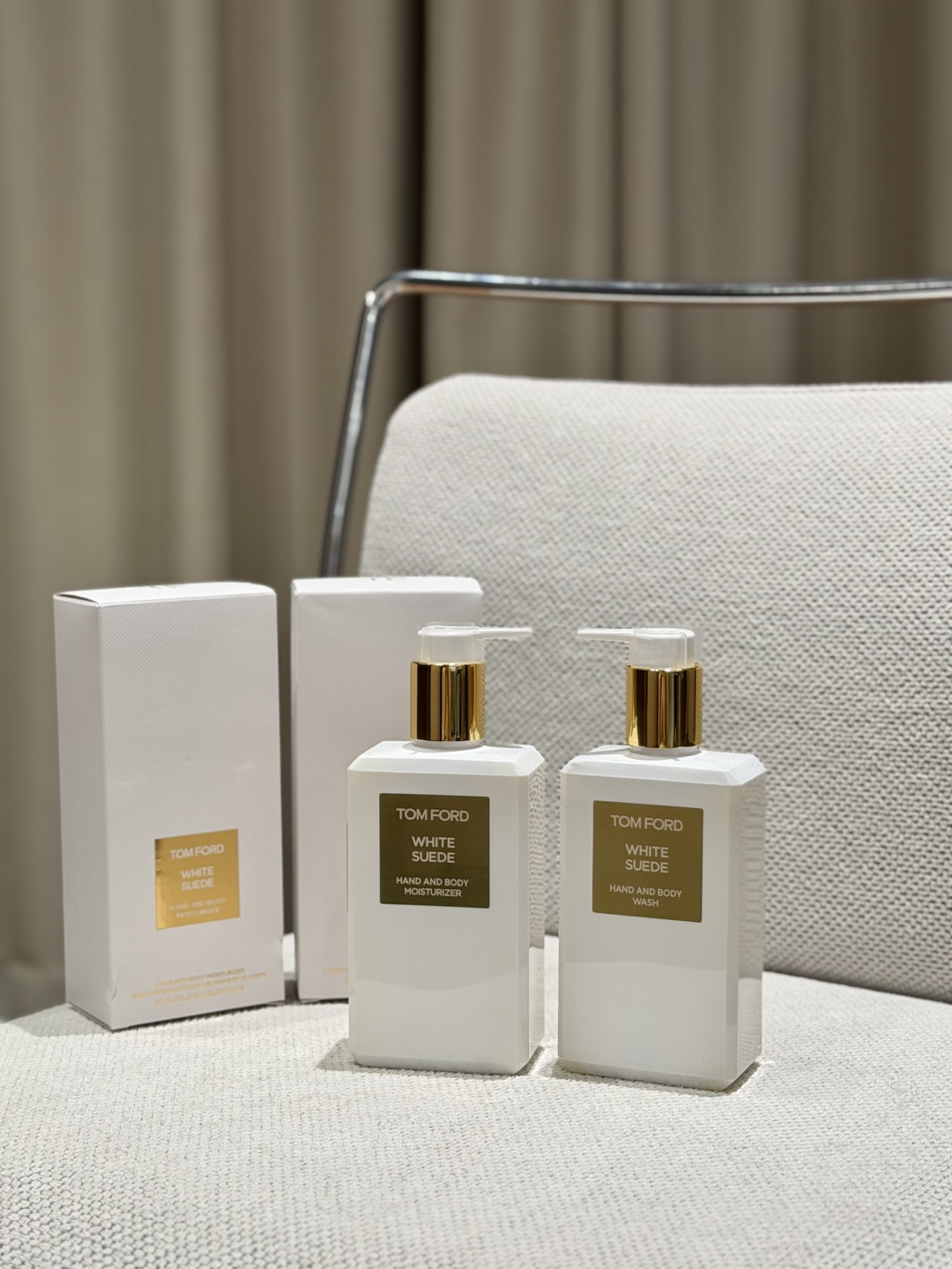 NO:938645,all in all!  !  !  This series is simply the secret weapon for getting pearly skin, whether it’s shower gel or body lotion!  They have rich levels of fragrance!  !  !  From warm musk to sensual suede to delicate rose and saffron combined!  , toiletries trendy department store19860909总而言之！！！ 这个系列简直是get珍珠肌的秘密武器 不管是沐浴露、身体乳！ 它们的香味层次都很丰富！！！ 从温暖的麝香到欲感绒面革 再到娇嫩玫瑰和藏红花结合！,洗护用品潮品百货,accessory