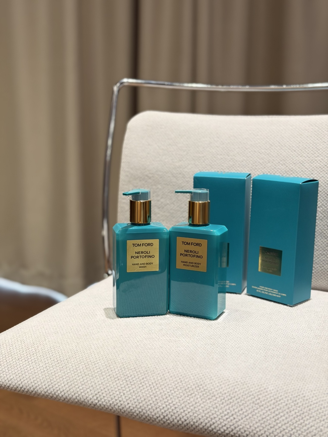 NO:938634,The design of the bottle itself is also very 'rich' style. The healing and high-end turquoise blue-green color is matched with gold. Anyway, I like la la la la la, a trendy department store for toiletries.19860909瓶子本身设计也是很“富有”风 治愈且高级的松石蓝绿色搭配金色 反正我很喜欢啦啦啦啦啦,洗护用品潮品百货,accessory