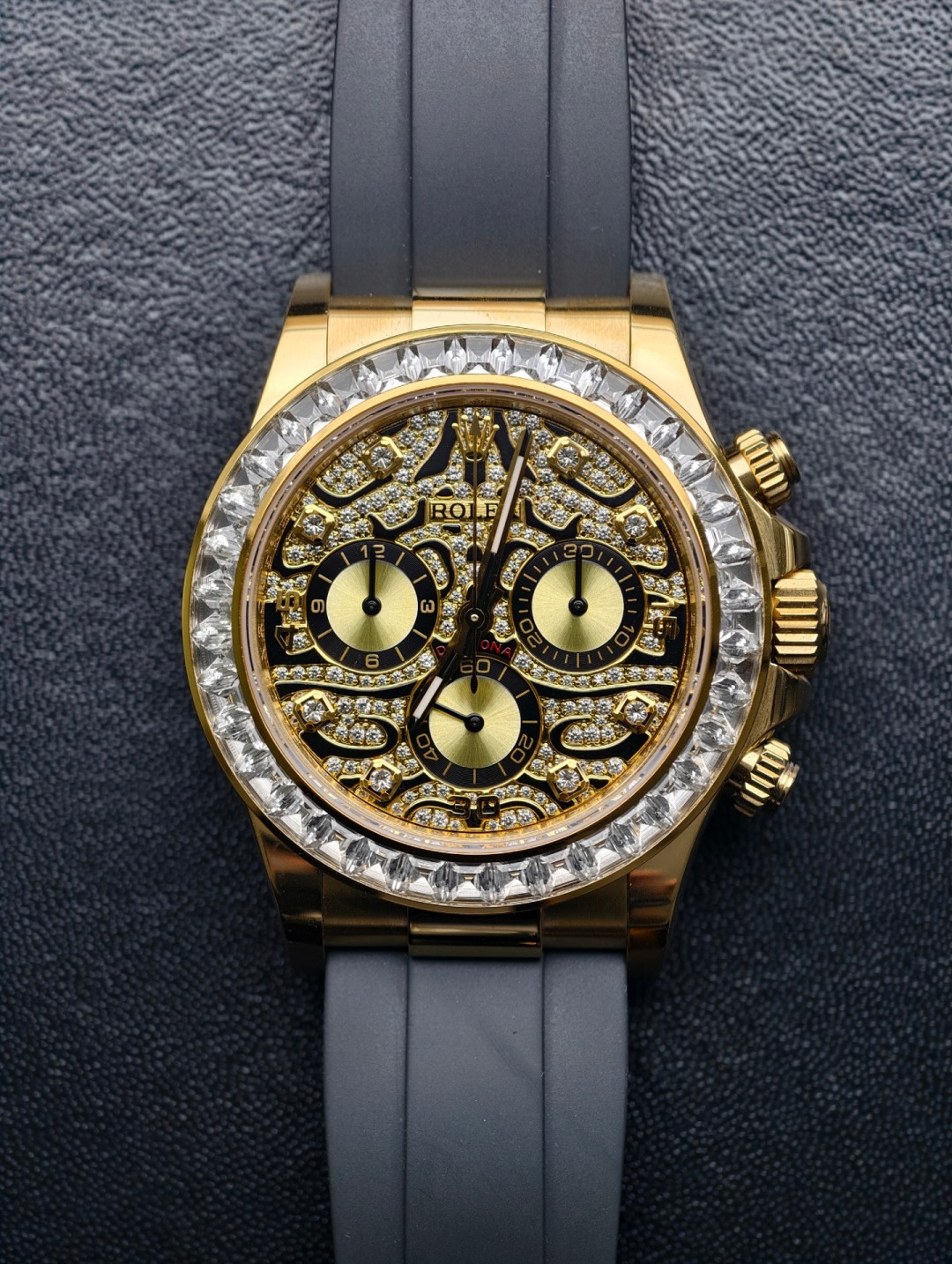 NO:687769,BDS Factory’s top-notch full range of Daytona non-fading products has been shipped!  !  !  The products produced by the BDS non-fading studio must be high-quality products, and they are highly anticipated. They are born out of the blue. They are non-fading, must not fade, and will never fade. They are the best choice for all factory products. We hereby solemnly promise to all friends that if the color fades within five years, we will replace them with new ones for free. We must replace them with new ones, and we must definitely replace them with new ones. This is because we have confidence.  Friends who have played with this kind of tungsten-containing Daytona watch with the same weight all know that for example, the surface of a certain factory's product is covered with steel, and the skin will peel off after wearing it for a month. Why should it be covered with steel? Because the gold plating solution currently on the market is developed for stainless steel, they are not capable of plating gold on tungsten gold, so they use steel-coated steel to solve the gold plating problem. However, they never expected that steel and tungsten will be incompatible. Thermal expansion and contraction will deform the surface of the stainless steel top and cause the skin to peel off!  !  !  For another example, after a certain factory product faded, even if the watch friends used the most expensive gold-plating process, the color would still fade and fall off after two months of wearing it. This is because the copper in the tungsten alloy will react with oxygen, bubbling inside, causing discoloration. So, can watches containing tungsten only fade and peel off, and not be durable?   This problem of fading and peeling has been plaguing the entire industry, and has finally been perfectly solved through the research of our non-fading studio. Our studio first adopts the photoelectric nickel process, and carries out a bottom-level anti-oxidation treatment on the surface of the tungsten-copper alloy at all costs to avoid contact between the tungsten-copper watch case and the air. The reason why the color of the Swiss movement remains bright for a long time is the nickel plating process used. Our  After photoelectric nickel plating, the tungsten copper watch case is also gold-plated to give the watch a real gold color. All watches in our studio can issue a gold-containing test certificate. After the gold-plating of the watch, the latest black technology, Swiss VD coating technology, is used to cover the surface of the watch with a protective film. This is why our studio solemnly promises to all watch friends to replace it with a new one for free if it fades within five years!  !  !   As for the remaining accessories, they must go beyond factory products and use Dandong movements, which are undoubtedly durable and stable. The hands and dials are all substitute accessories, high-transparent sapphire crystal glass, substitute ceramic scale rings, real color gem inlays, real meteorite dials, and cultured diamond outer rings. The weight is the smallest thing, and must be correct. It will not be top-heavy, and the straps will not be lengthened or thickened. The whole series must be top-notch. Welcome to those who know watches to appreciate it!  !  !  ,,gold plating19860909BDS厂 最顶级的足重迪通拿不掉色全系列产品出货啦！！！ BDS不掉色工作室出品必属精品,众望所归,横空出世,就是不掉色,必须不掉色,绝对不掉色,秒杀一切厂货的存在. 在此向各位表友郑重承诺,五年内掉色免费换新,必须换新,绝对换新,就是有信心.  玩过这种重量一致的含钨材质的迪通拿的表友都知道,例如某厂货是表面包钢的,戴一个月就掉皮了,为什么要包钢呢,因为目前市场上的镀金药水是针对不锈钢研发的,他们没有能力在钨金色上面镀金,所以用包钢来解决镀金的问题,但是他们万万没想到,钢和钨之间也会不兼容,热胀冷缩就会把表面的不锈钢顶变形从而掉皮！！！ 再例如某厂货掉色后,哪怕表友们用最贵的包金工艺,依旧还是戴两个月就掉色脱落了,因为钨合金里面的铜会和氧气发生反应,从而在里面鼓泡,导致掉色,那么含钨的手表就只能是掉色掉皮不耐用吗？  这个掉色掉皮的问题一直困扰着整个行业,终于在我们不掉色工作室的研究之下被完美的解决了,本工作室先采用光电镍的工艺,不惜成本在钨铜合金的表面先进行底层的抗氧化处理,避免钨铜表壳和空气接触,瑞士机芯的颜色之所以经久不衰一直很亮,就是用的镀镍工艺,我们的钨铜表壳在光电镀镍后,还进行了手表包金工艺,才能让手表拥有真金的色泽,本工作室的手表都可出具手表含金的检测证书哦.处理完手表包金后还用了最新的黑科技,瑞士vd覆膜技术,在手表的表面覆上一层保护膜,所以本工作室才会给各位表友郑重承诺五年内掉色免费换新！！！  至于剩下的配件,必须超越厂货,采用丹东机芯,耐用稳定毋容置疑,指针和表盘都是代用配件,高透蓝宝石水晶玻璃,代用陶瓷刻度圈口,真彩宝镶嵌,真陨石表盘,培育钻外圈,重量那就是最小的事,必须对版,不会头重脚轻,不加长加厚表带,全系必须顶配,欢迎懂表的您品鉴！！！,,gold plating,Watch