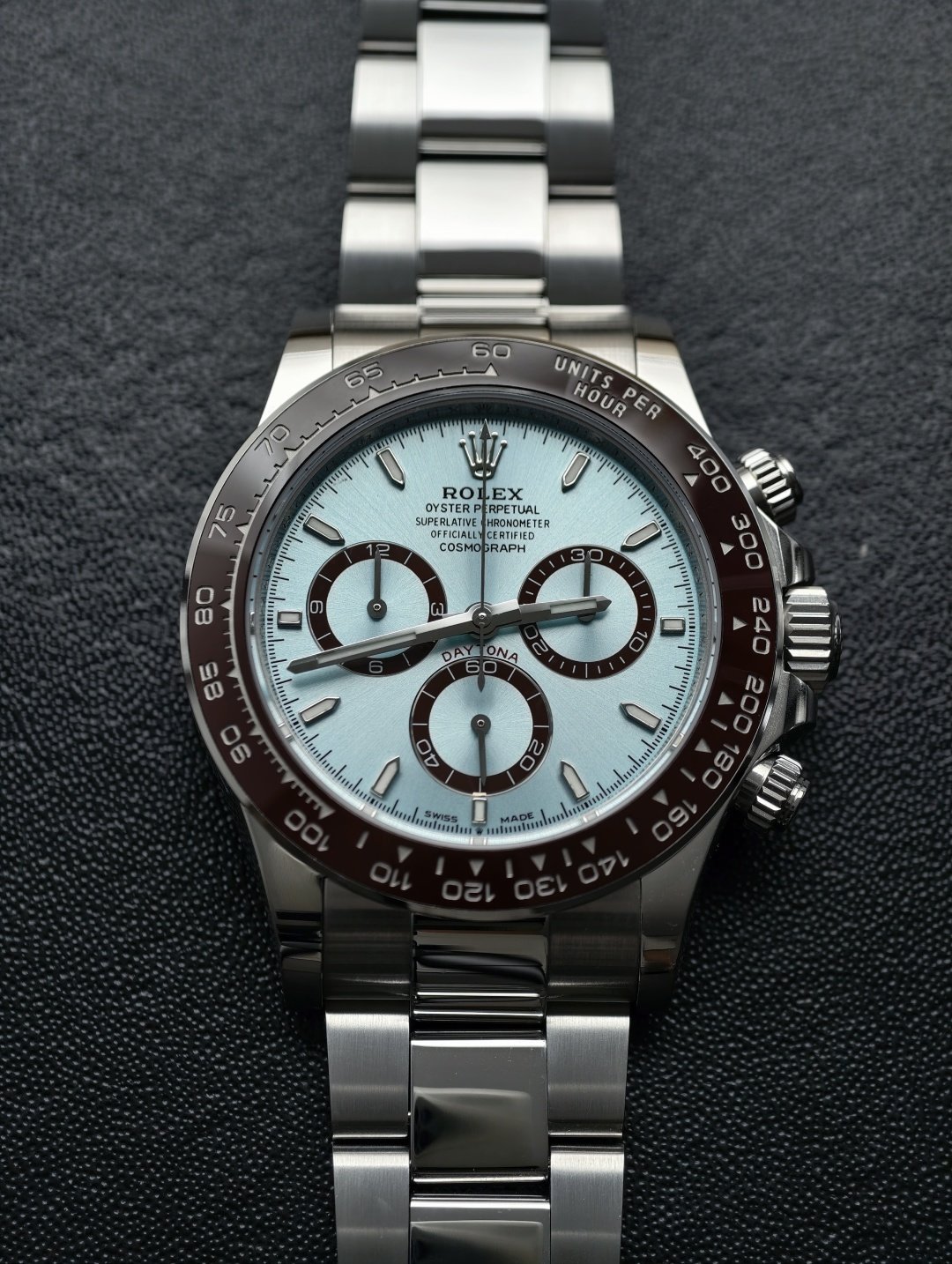 BDS🌐最顶级的足重迪通拿不掉色全系列产品出货啦!!!
BDS不掉色工作室出品必属精品,众望所归,横空出世,就是不掉色,必须不掉色,绝对不掉色,秒杀一切厂货的存在。
在此向各位表友郑重承诺,五年内掉色免费换新,必须换新,绝对换新,就是有信心。
玩过这种重量一致的含钨材质的迪通拿的表友都知道,例如某厂货是表面包钢的,戴一个月就掉皮了,为什么要包钢呢,因为目前市场上的镀金药水是针对不锈钢研发的,他们没有能力在钨金色上面镀金,所以用包钢来解决镀金的问题,但是他们万万没想到,钢和钨之间也会不兼容,热胀冷缩就会把表面的不锈钢顶变形从而掉皮!!!
再例如某厂货掉色后,哪怕表友们用最贵的包金工艺,依旧还是戴两个月就掉色脱落了,因为钨合金里面的铜会和氧气发生反应,从而在里面鼓泡,导致掉色,那么含钨的手表就只能是掉色掉皮不耐用吗?
这个掉色掉皮的问题一直困扰着整个行业,终于在我们不掉色工作室的研究之下被完美的解决了,本工作室先采用光电镍的工艺,不惜成本在钨铜合金的表面先进行底层的抗氧化处理,避免钨铜表壳和空气接触,瑞士机芯的颜色之所以经久不衰一直很亮,就是用的镀镍工艺,我们的钨铜表壳在光电镀镍后,还进行了手表包金工艺,才能让手表拥有真金的色泽,本工作室的手表都可出具手表含金的检测证书哦。处理完手表包金后还用了最新的黑科技,瑞士pvd覆膜技术,在手表的表面覆上一层保护膜,所以本工作室才会给各位表友郑重承诺五年内掉色免费换新!!!
至于剩下的配件,必须超越厂货,采用丹东机芯,耐用稳定毋容置疑,指针和表盘都是代用配件,高透蓝宝石水晶玻璃,代用陶瓷刻度圈口,真彩宝镶嵌,真陨石表盘,培育钻外圈,重量那就是最小的事,必须对版,不会头重脚轻,不加长加厚表带,全系必须顶配,欢迎懂表的您品鉴!!!🌐