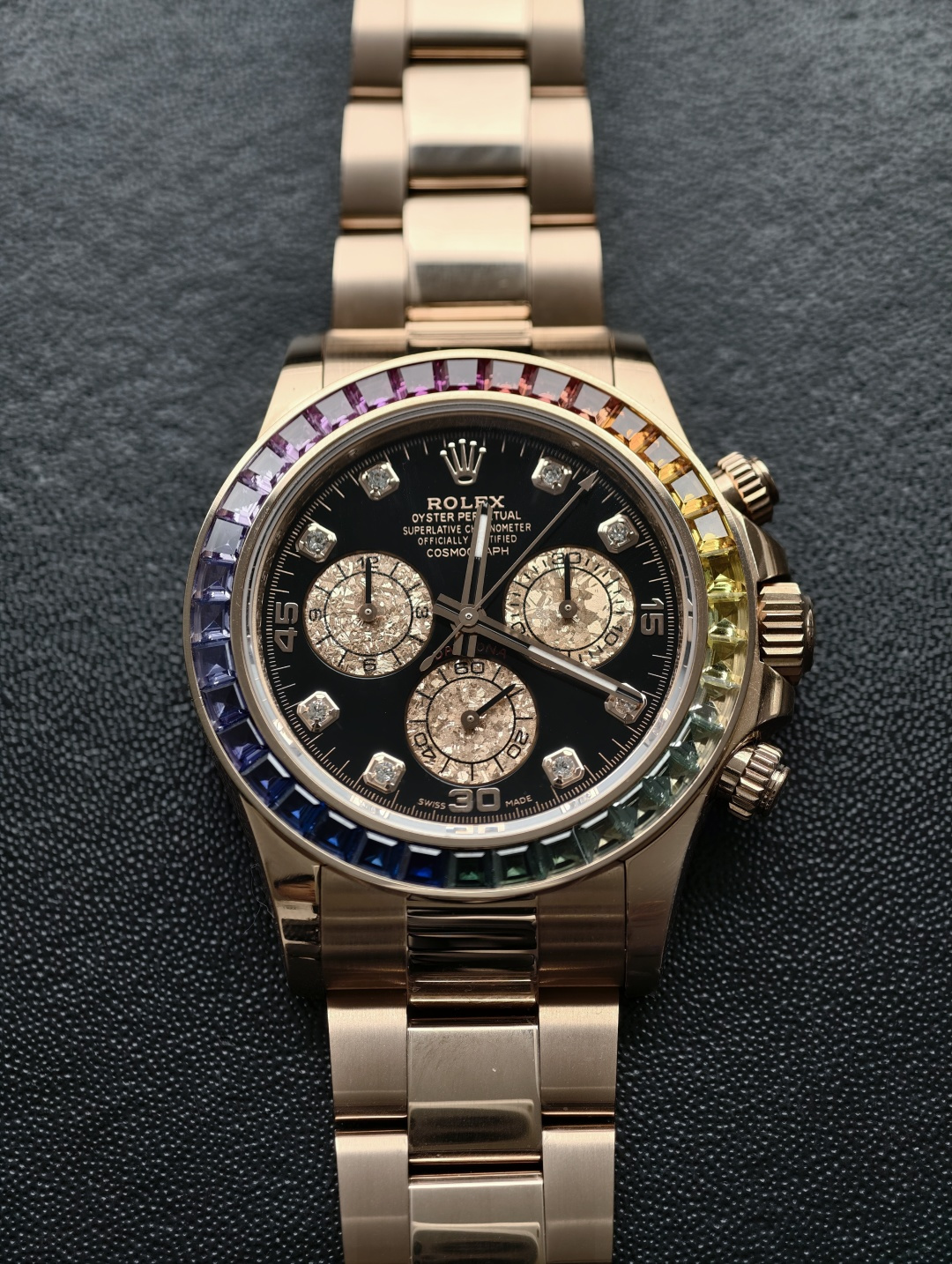 BDS厂🌐
最顶级的足重迪通拿不掉色全系列产品出货啦!!!
BDS不掉色工作室出品必属精品,众望所归,横空出世,就是不掉色,必须不掉色,绝对不掉色,秒杀一切厂货的存在。
在此向各位表友郑重承诺,五年内掉色免费换新,必须换新,绝对换新,就是有信心。
玩过这种重量一致的含钨材质的迪通拿的表友都知道,例如某厂货是表面包钢的,戴一个月就掉皮了,为什么要包钢呢,因为目前市场上的镀金药水是针对不锈钢研发的,他们没有能力在钨金色上面镀金,所以用包钢来解决镀金的问题,但是他们万万没想到,钢和钨之间也会不兼容,热胀冷缩就会把表面的不锈钢顶变形从而掉皮!!!
再例如某厂货掉色后,哪怕表友们用最贵的包金工艺,依旧还是戴两个月就掉色脱落了,因为钨合金里面的铜会和氧气发生反应,从而在里面鼓泡,导致掉色,那么含钨的手表就只能是掉色掉皮不耐用吗?
这个掉色掉皮的问题一直困扰着整个行业,终于在我们不掉色工作室的研究之下被完美的解决了,本工作室先采用光电镍的工艺,不惜成本在钨铜合金的表面先进行底层的抗氧化处理,避免钨铜表壳和空气接触,瑞士机芯的颜色之所以经久不衰一直很亮,就是用的镀镍工艺,我们的钨铜表壳在光电镀镍后,还进行了手表包金工艺,才能让手表拥有真金的色泽,本工作室的手表都可出具手表含金的检测证书哦。处理完手表包金后还用了最新的黑科技,瑞士pvd覆膜技术,在手表的表面覆上一层保护膜,所以本工作室才会给各位表友郑重承诺五年内掉色免费换新!!!
至于剩下的配件,必须超越厂货,采用丹东机芯,耐用稳定毋容置疑,指针和表盘都是代用配件,高透蓝宝石水晶玻璃,代用陶瓷刻度圈口,真彩宝镶嵌,真陨石表盘,培育钻外圈,重量那就是最小的事,必须对版,不会头重脚轻,不加长加厚表带,全系必须顶配,欢迎懂表的您品鉴!!!🌐