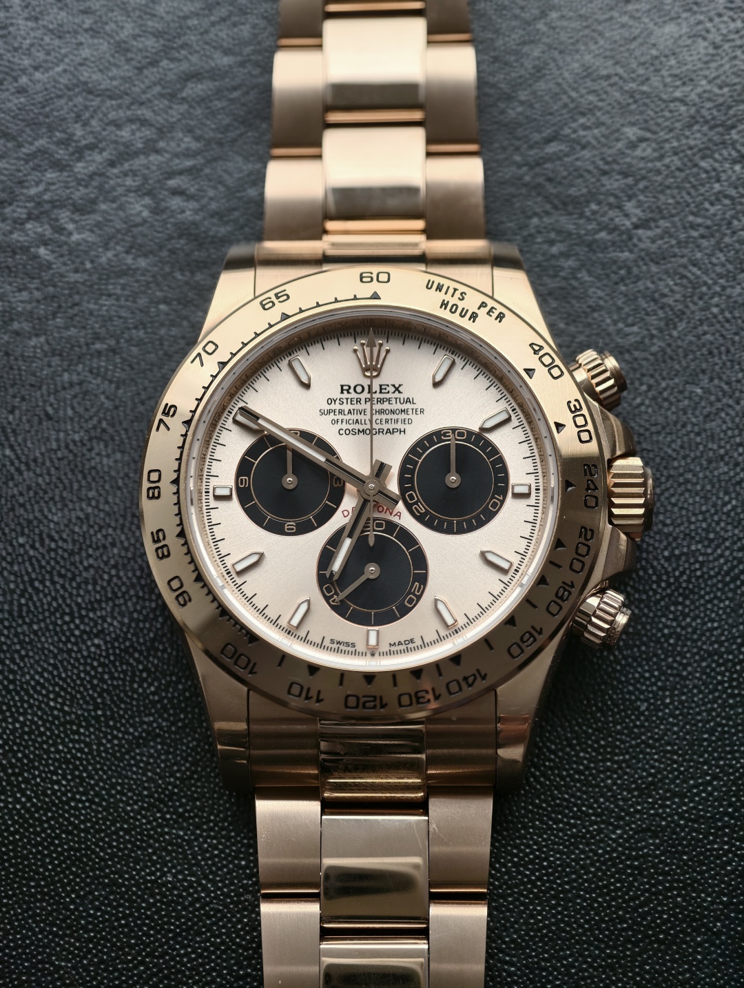 BDS厂🌐
最顶级的足重迪通拿不掉色全系列产品出货啦!!!
BDS不掉色工作室出品必属精品,众望所归,横空出世,就是不掉色,必须不掉色,绝对不掉色,秒杀一切厂货的存在。
在此向各位表友郑重承诺,五年内掉色免费换新,必须换新,绝对换新,就是有信心。
玩过这种重量一致的含钨材质的迪通拿的表友都知道,例如某厂货是表面包钢的,戴一个月就掉皮了,为什么要包钢呢,因为目前市场上的镀金药水是针对不锈钢研发的,他们没有能力在钨金色上面镀金,所以用包钢来解决镀金的问题,但是他们万万没想到,钢和钨之间也会不兼容,热胀冷缩就会把表面的不锈钢顶变形从而掉皮!!!
再例如某厂货掉色后,哪怕表友们用最贵的包金工艺,依旧还是戴两个月就掉色脱落了,因为钨合金里面的铜会和氧气发生反应,从而在里面鼓泡,导致掉色,那么含钨的手表就只能是掉色掉皮不耐用吗?
这个掉色掉皮的问题一直困扰着整个行业,终于在我们不掉色工作室的研究之下被完美的解决了,本工作室先采用光电镍的工艺,不惜成本在钨铜合金的表面先进行底层的抗氧化处理,避免钨铜表壳和空气接触,瑞士机芯的颜色之所以经久不衰一直很亮,就是用的镀镍工艺,我们的钨铜表壳在光电镀镍后,还进行了手表包金工艺,才能让手表拥有真金的色泽,本工作室的手表都可出具手表含金的检测证书哦。处理完手表包金后还用了最新的黑科技,瑞士pvd覆膜技术,在手表的表面覆上一层保护膜,所以本工作室才会给各位表友郑重承诺五年内掉色免费换新!!!
至于剩下的配件,必须超越厂货,采用丹东机芯,耐用稳定毋容置疑,指针和表盘都是代用配件,高透蓝宝石水晶玻璃,代用陶瓷刻度圈口,真彩宝镶嵌,真陨石表盘,培育钻外圈,重量那就是最小的事,必须对版,不会头重脚轻,不加长加厚表带,全系必须顶配,欢迎懂表的您品鉴!!!🌐